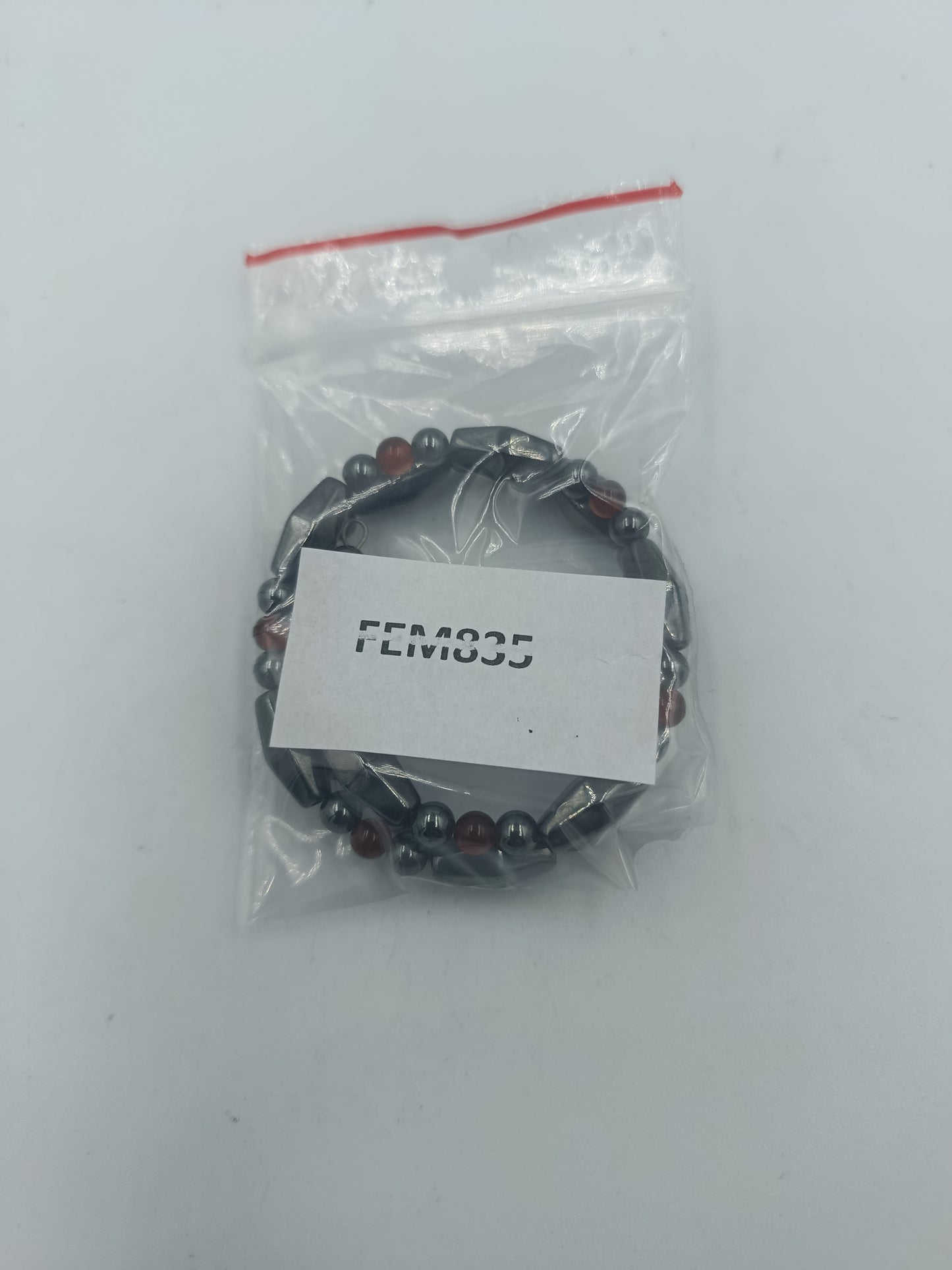 Elastisches Hämatit Armband mit roten Zierperlen