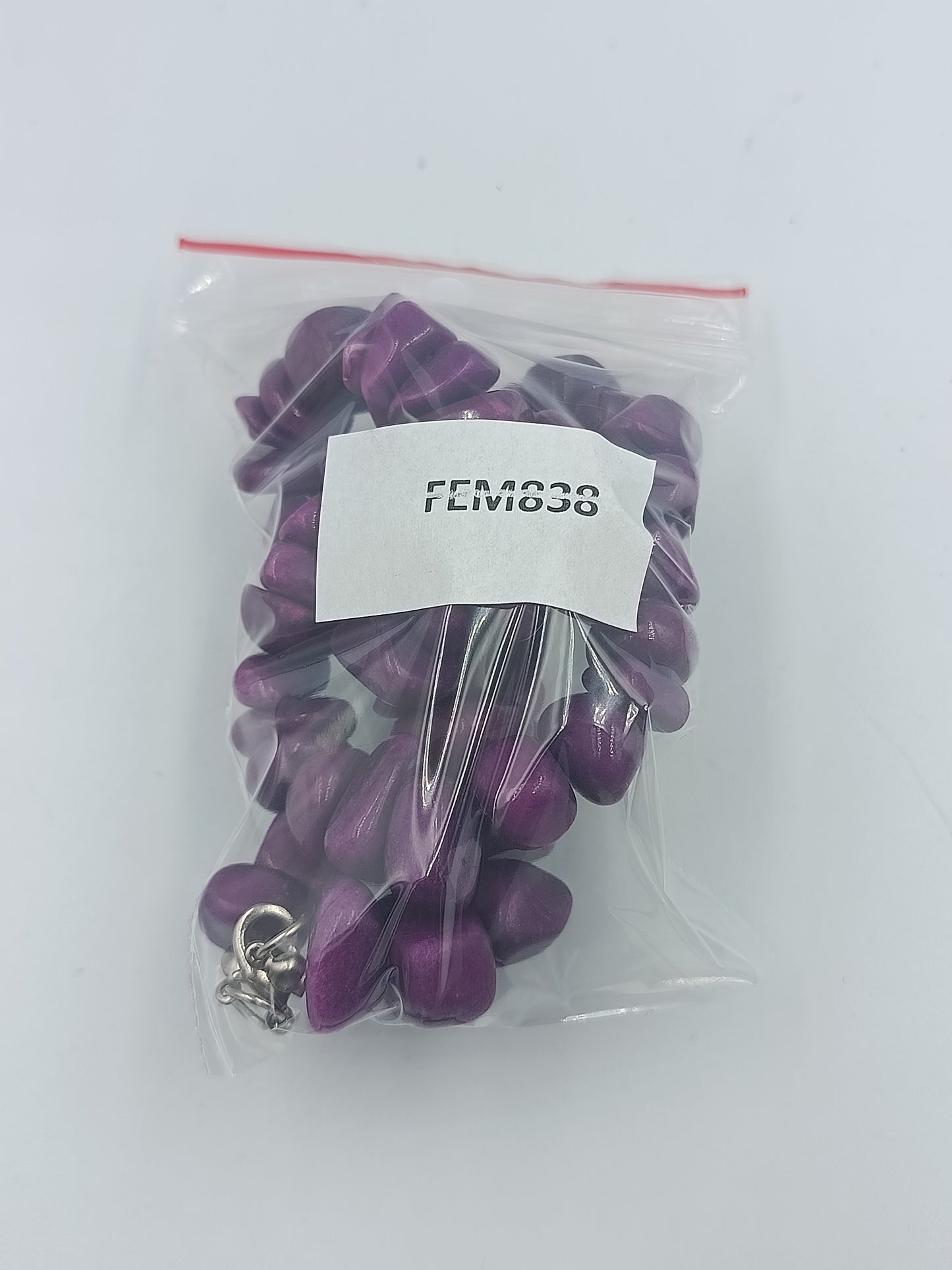 Lila Halskette mit unregelmäßigen Perlen im Naturlook