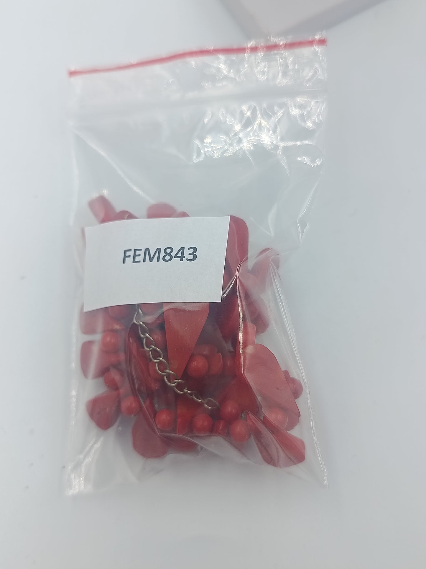 Rote Statementkette mit tropfenförmigen Elementen im Ethno Stil