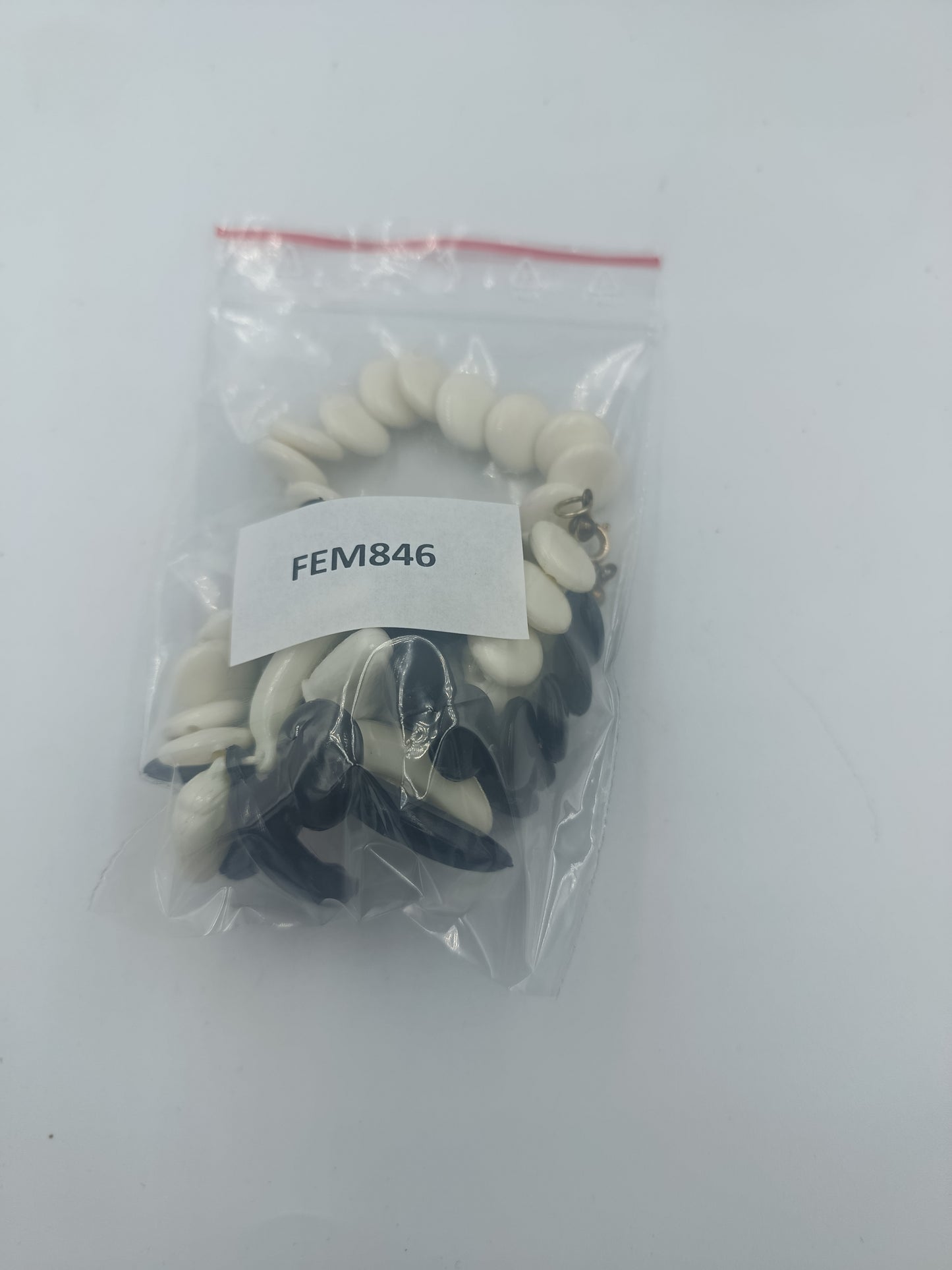 Schwarz weiße Statementkette mit runden Perlen im Retro Stil