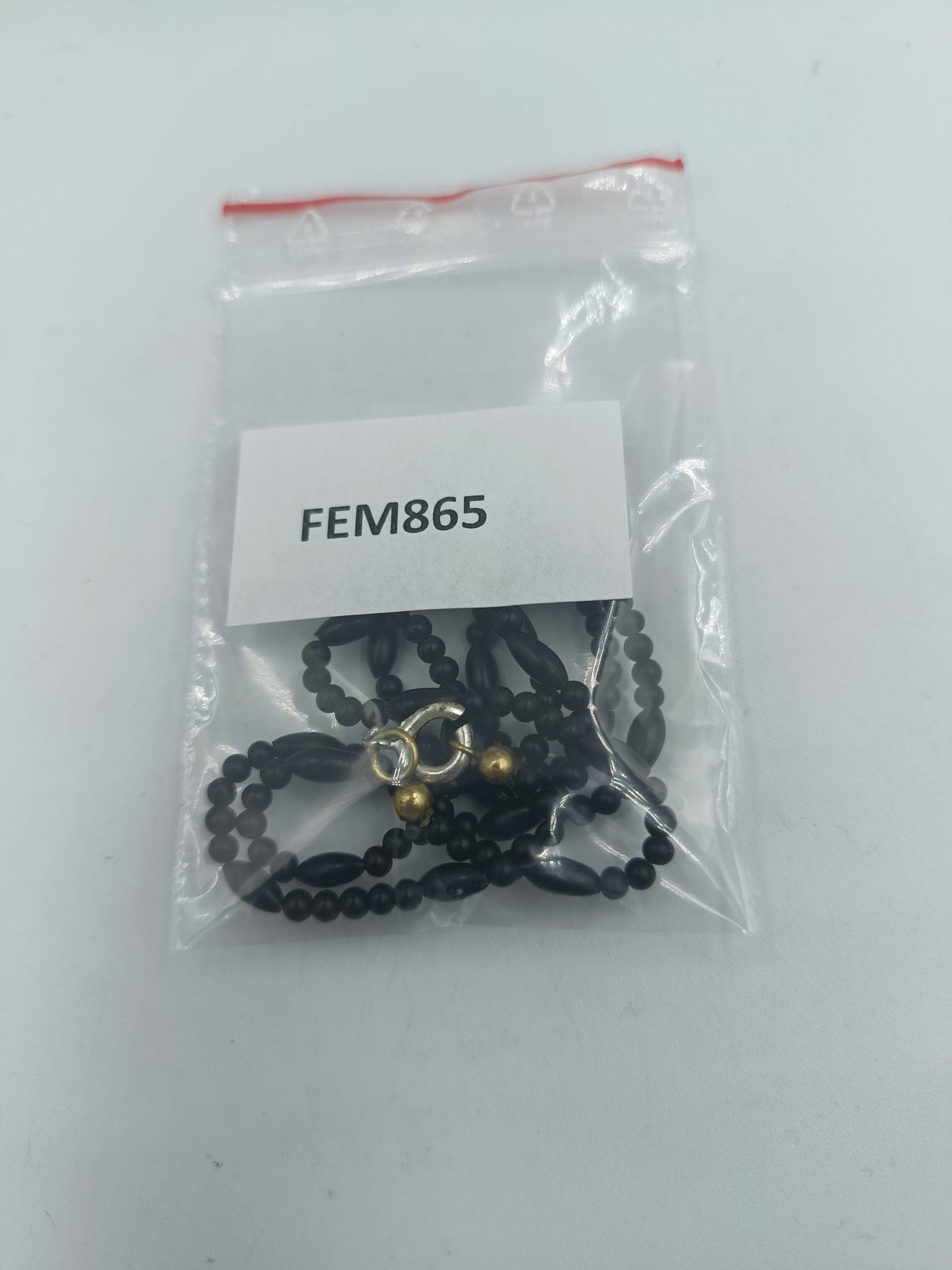 Feine schwarze Perlenkette mit goldfarbenen Akzenten im eleganten minimalistischen Design