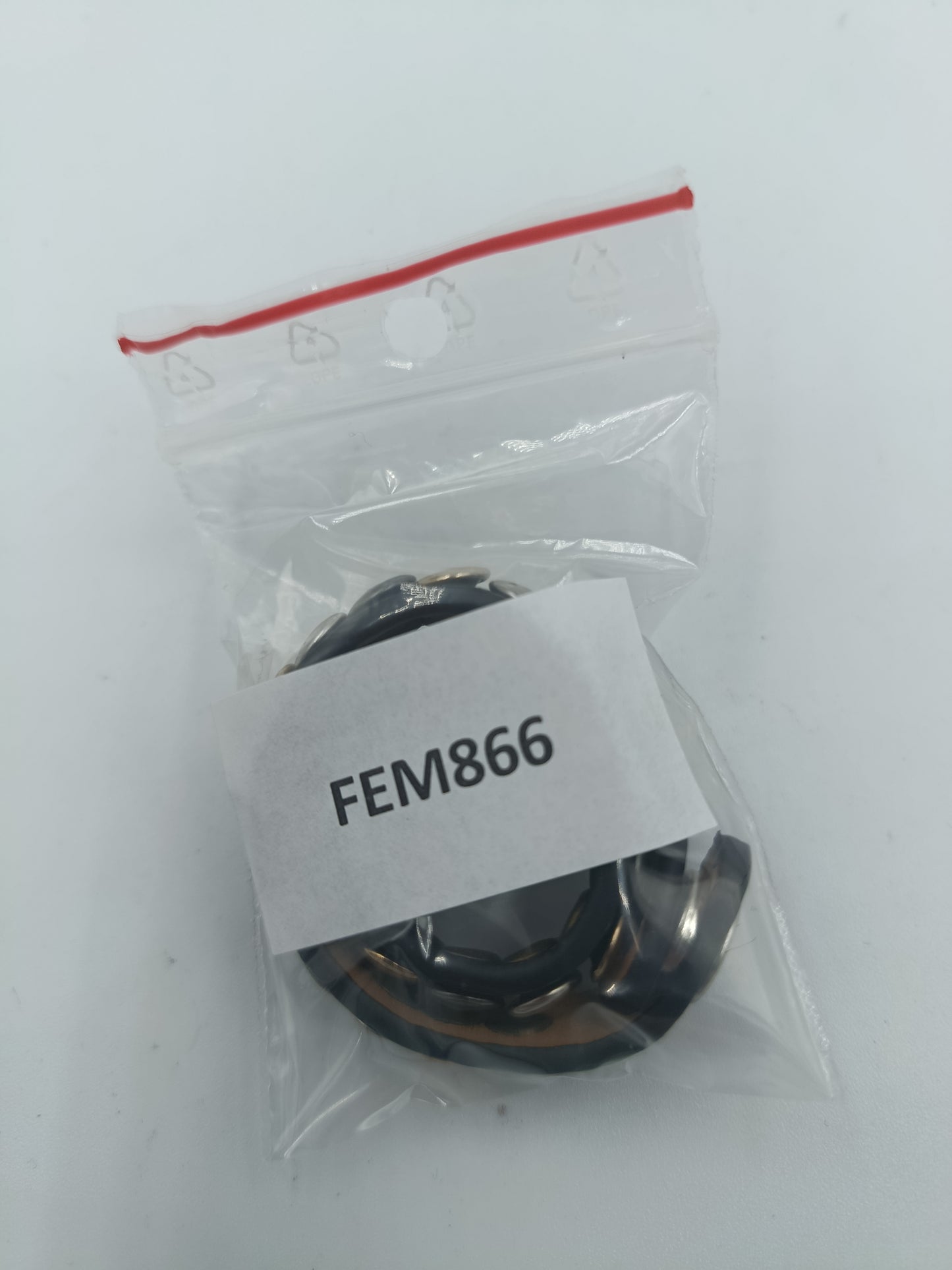 Lederarmband schwarz mit goldfarbenen und silberfarbenen Nieten im modernen Unisex Design