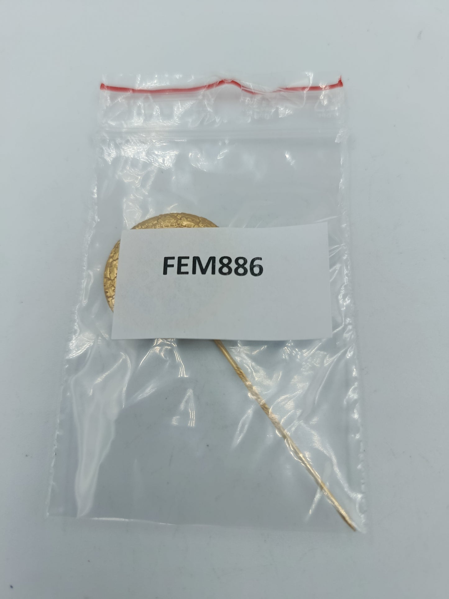 Goldfarbene BGAG Anstecknadel mit gehämmertem Rand