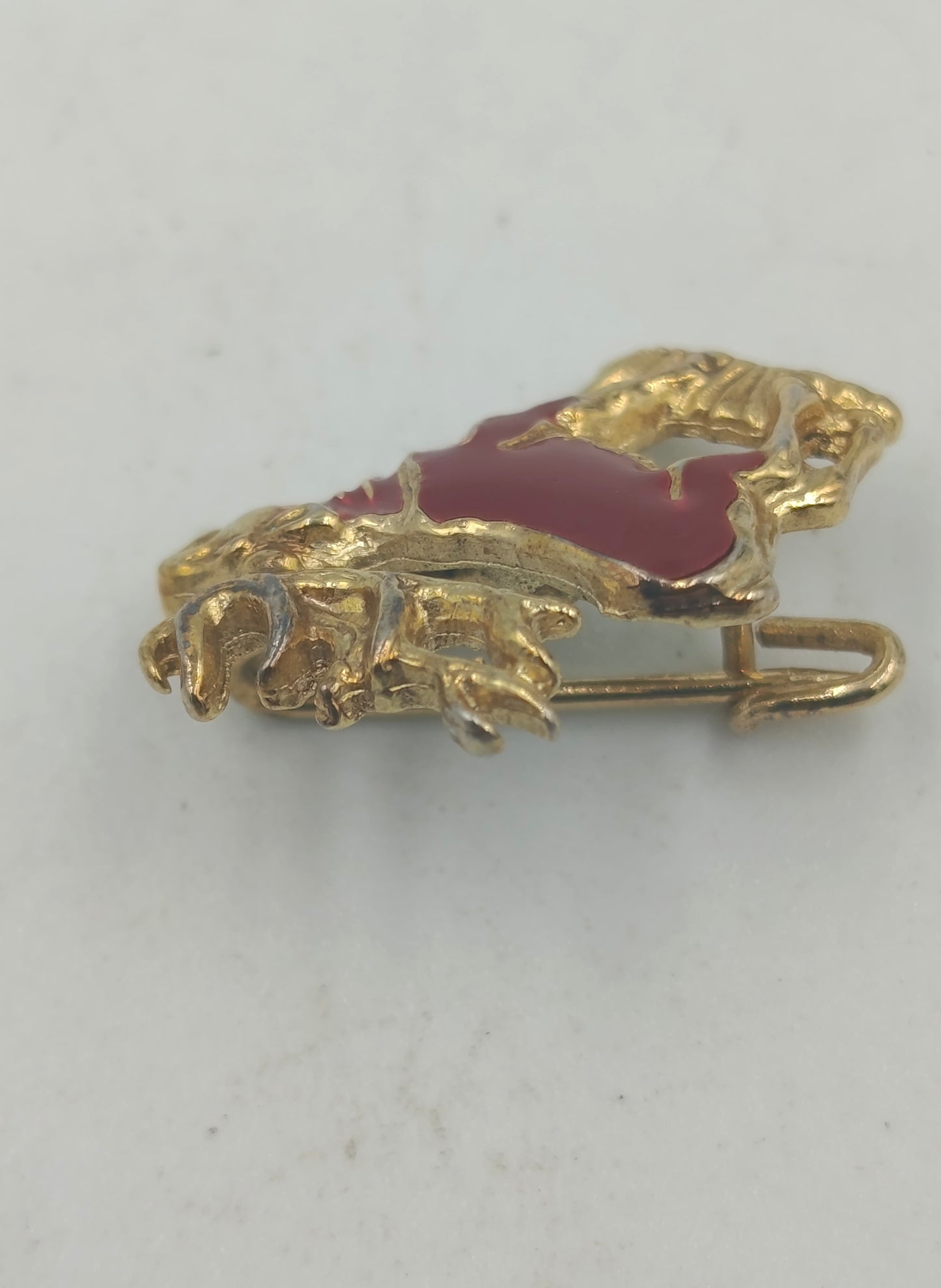 Goldfarbene Anstecknadel Hirsch mit roter Emaille