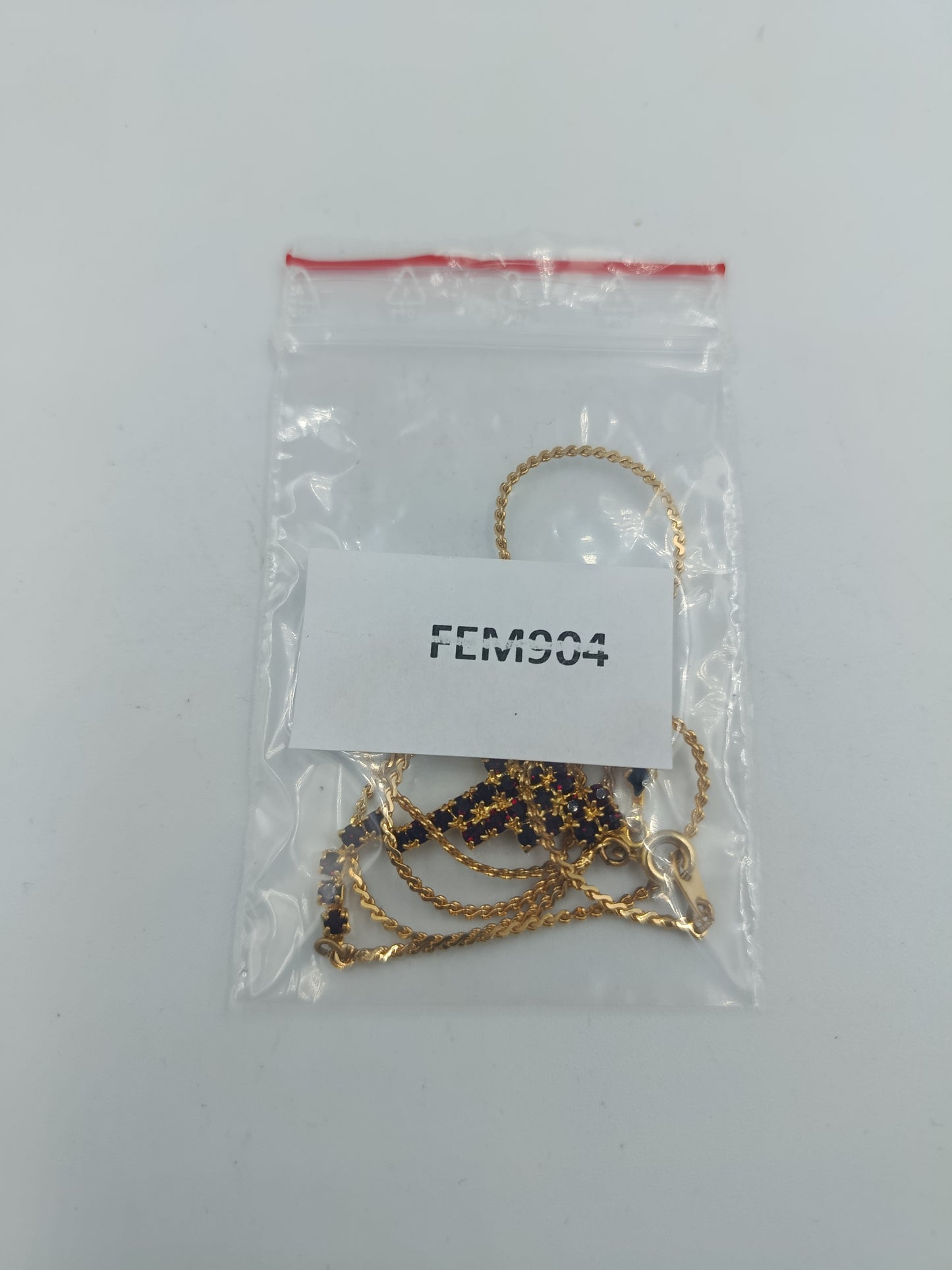 Goldfarbene Halskette mit schwarzen Steinen und Tropfenanhänger