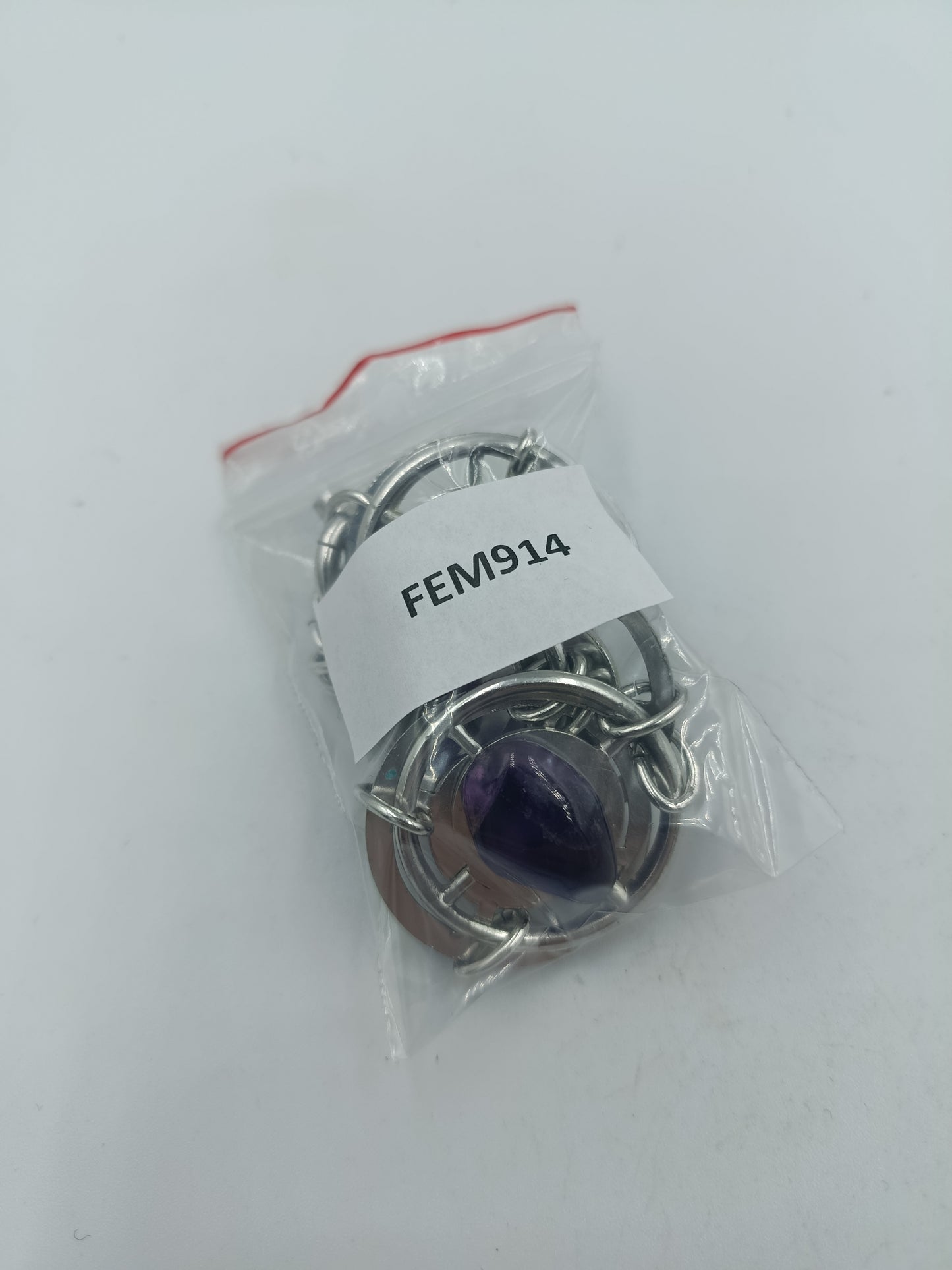 Armband mit Amethyst-Steinen und silberfarbenen Ringen