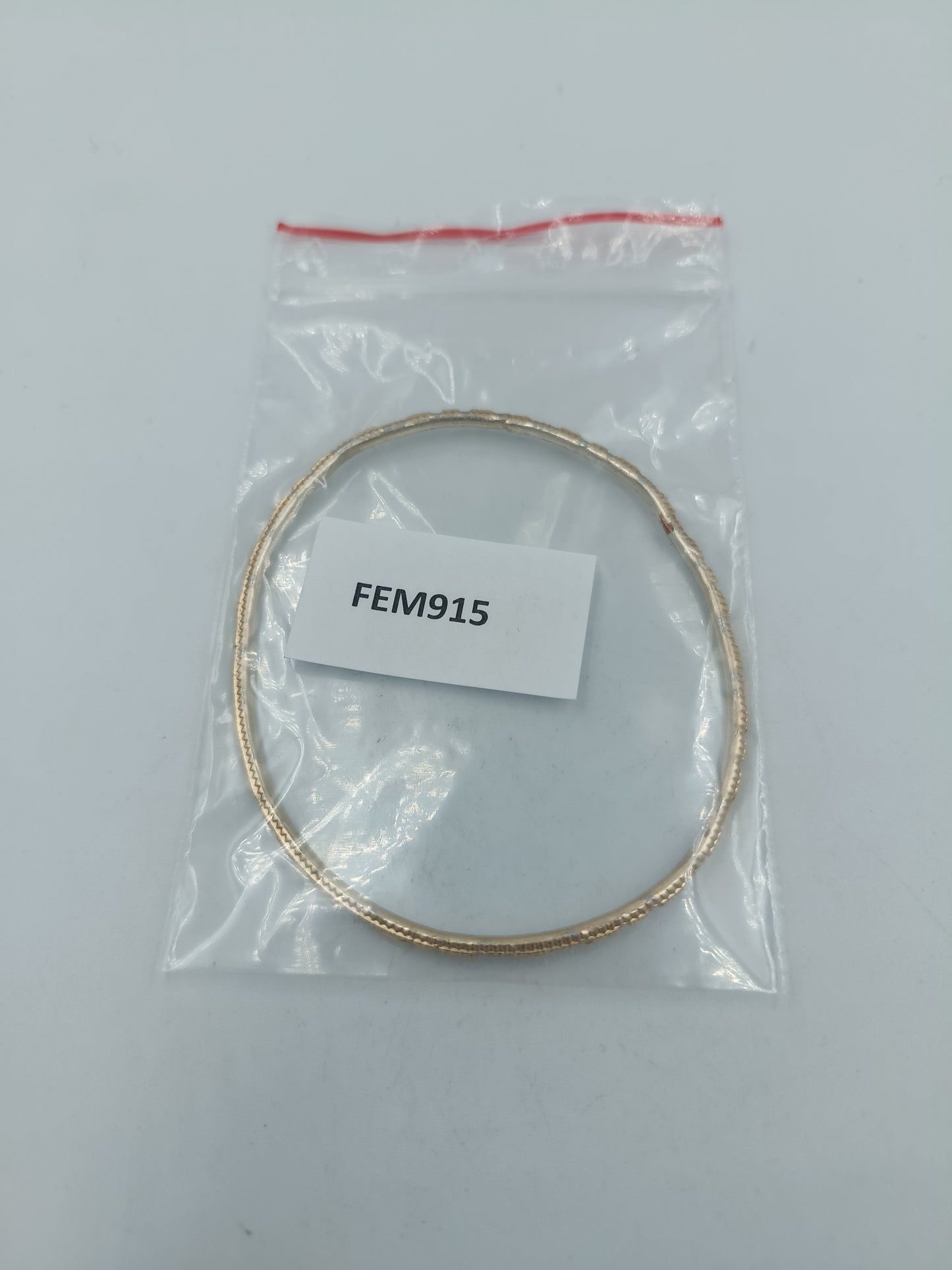 Feiner goldfarbener Armreif mit Strukturmuster