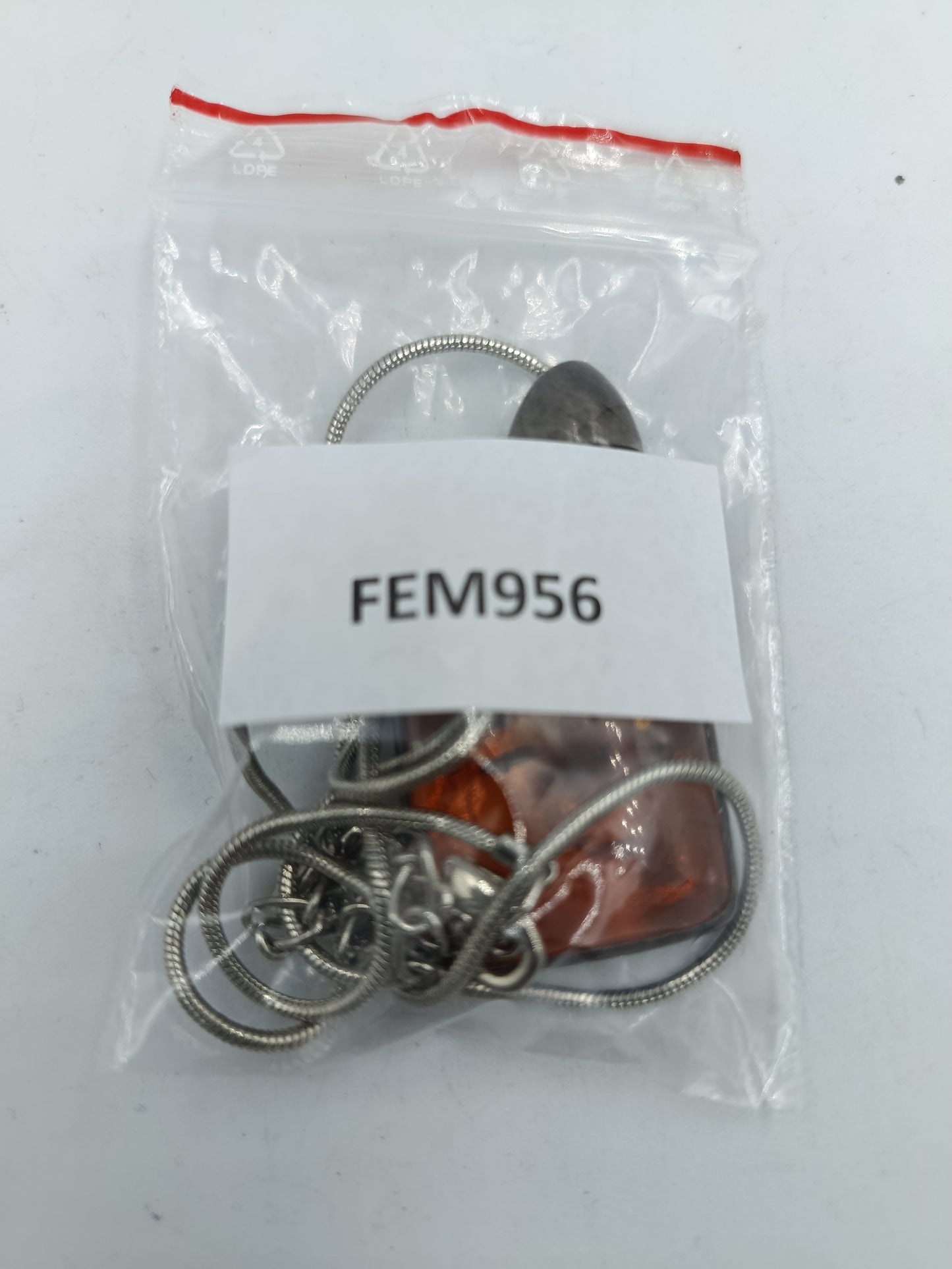 Halskette mit rechteckigem Bernstein Anhänger und silberfarbener Schlangenkette