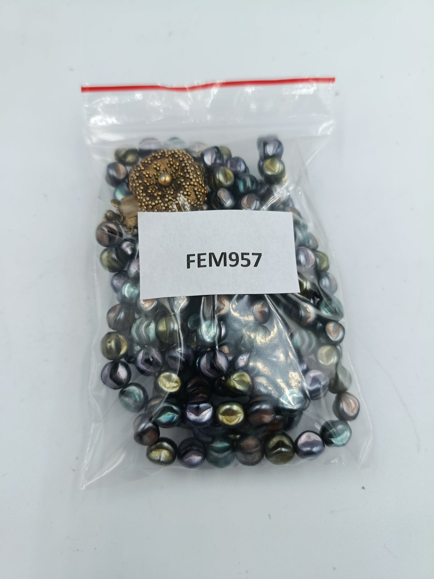 Mehrreihige Halskette mit schimmernden Perlen und goldfarbenem Verschluss