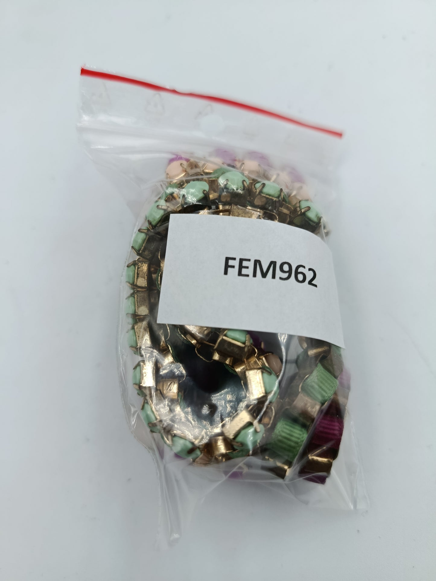 Halskette mehrreihig Goldfarben mit bunten Steinen in Grün Rosa und Creme