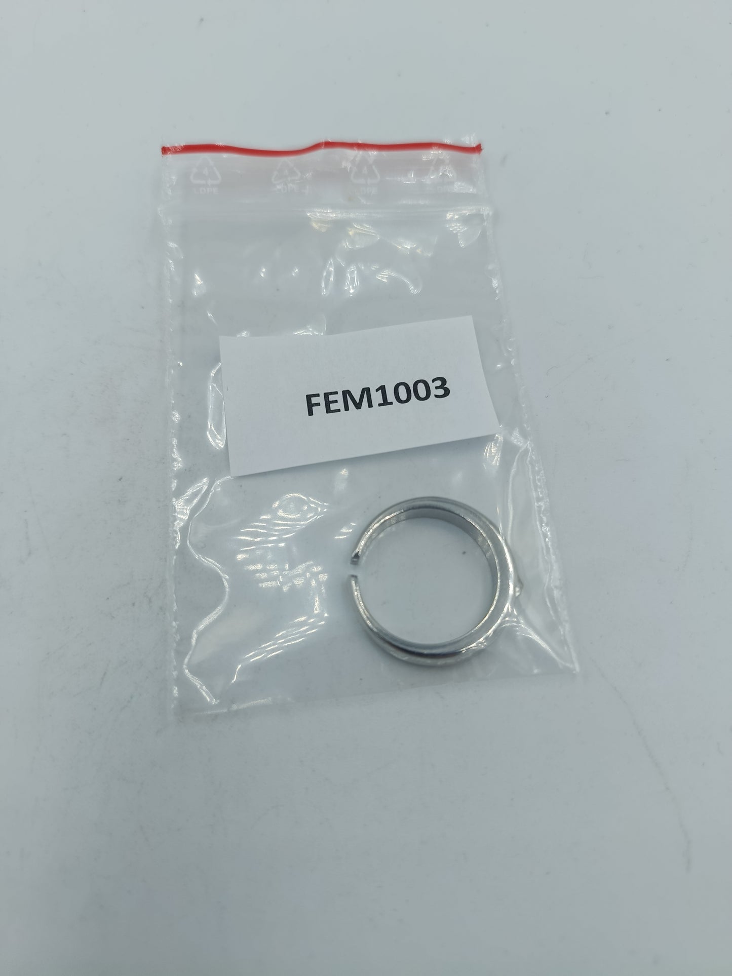 Silberfarbener offener Ring mit klarem Stein schlicht modern Schmuck