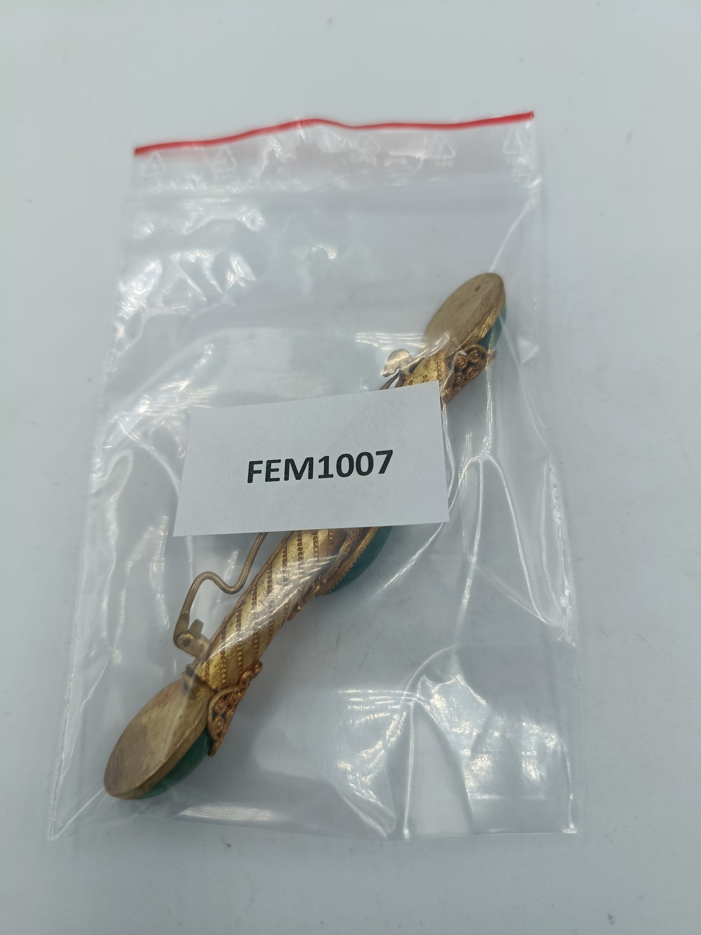 Vintage Brosche goldfarben mit grünen Steinen filigran Schmuck