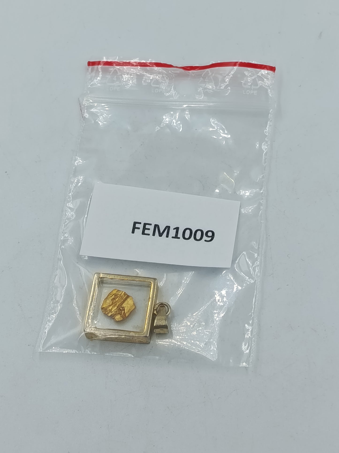 Anhänger mit Goldflitter im Glasrahmen quadratisch modern Schmuck