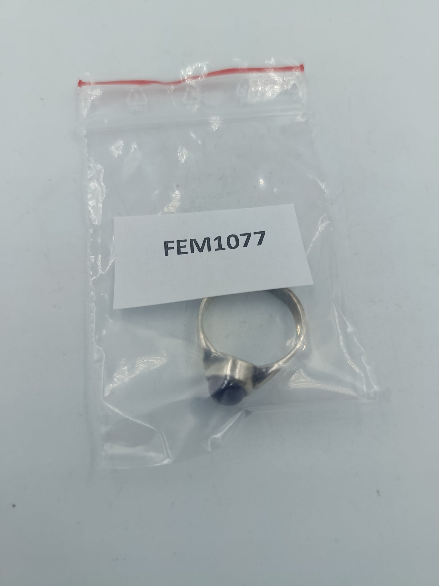 925er Silberring mit violettem Cabochonstein Zeitloses schlichtes Design