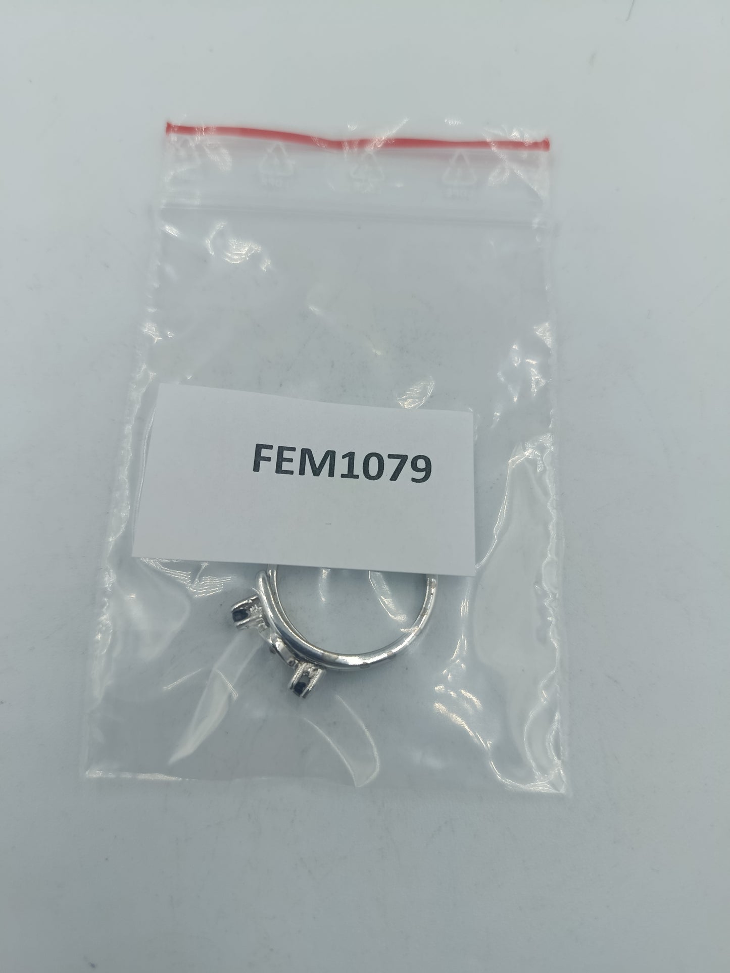 Eleganter Silberring mit dunklen Seitensteinen und mittiger Fassung