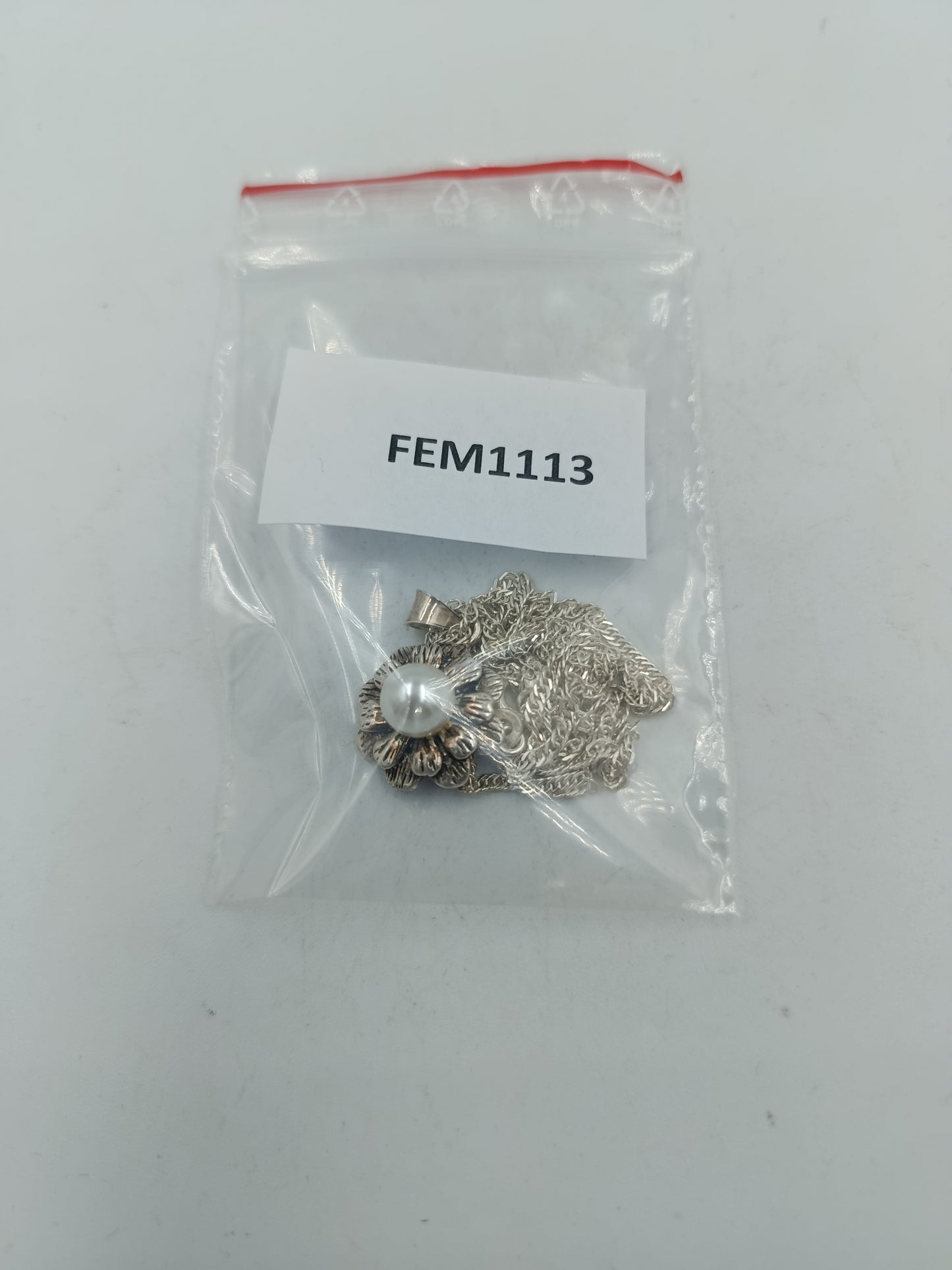 Silberkette mit Blumenanhänger und Zeitlose weiße Perle als zentrales Element