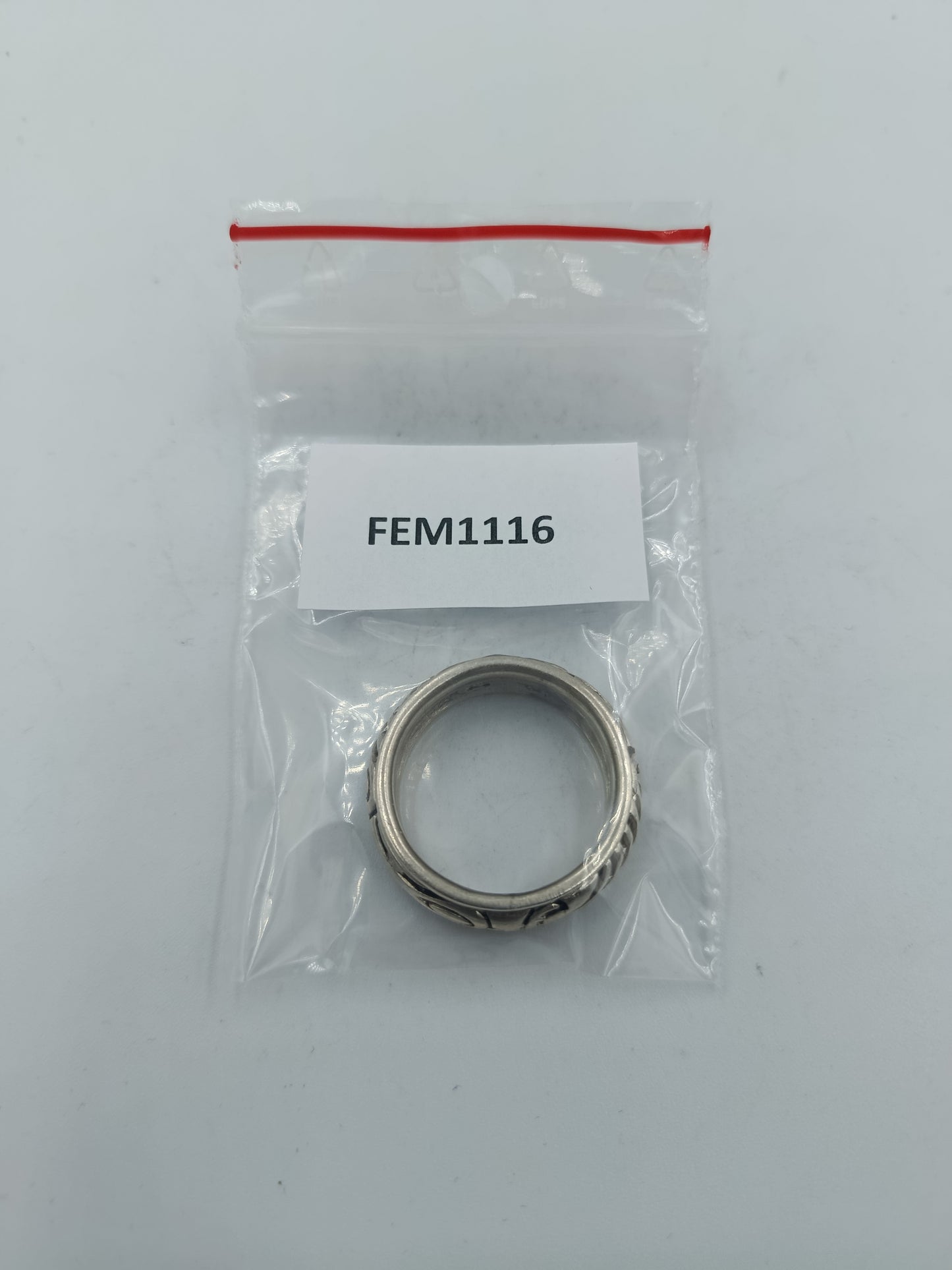 Eleganter 925er Silberring mit breiter Bandstruktur und verziertem Muster Gr68