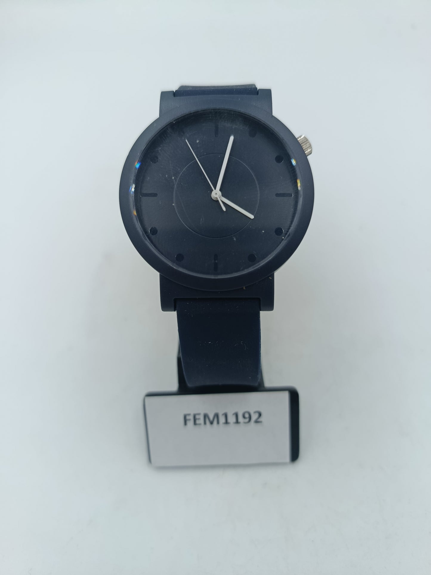 Moderne schwarze Armbanduhr mit schlichtem Zifferblatt Design