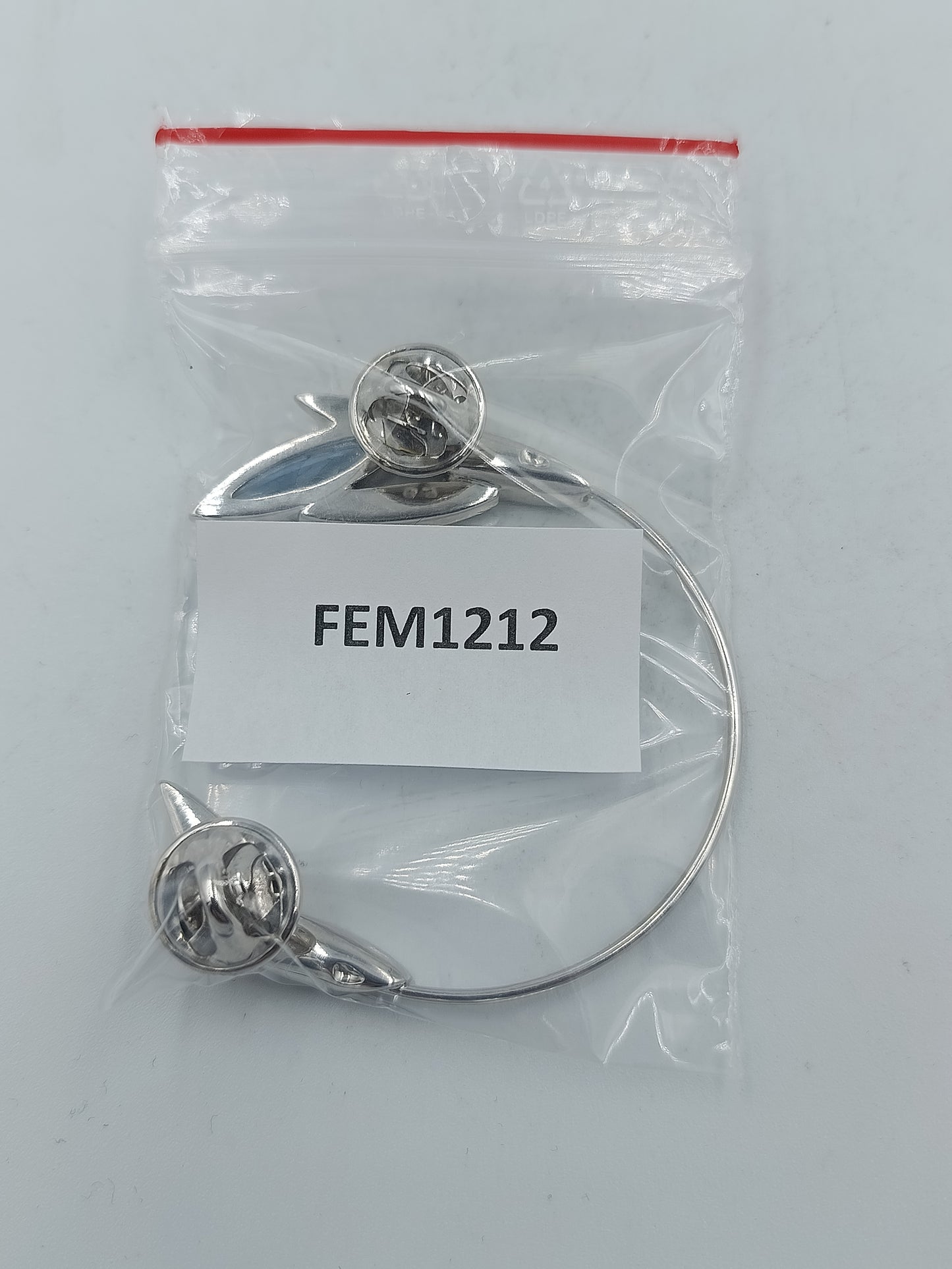 Einzigartiger silberfarbener Ear Cuff mit markantem blauen Kristall Blattdesign und hohem Tragekomfort