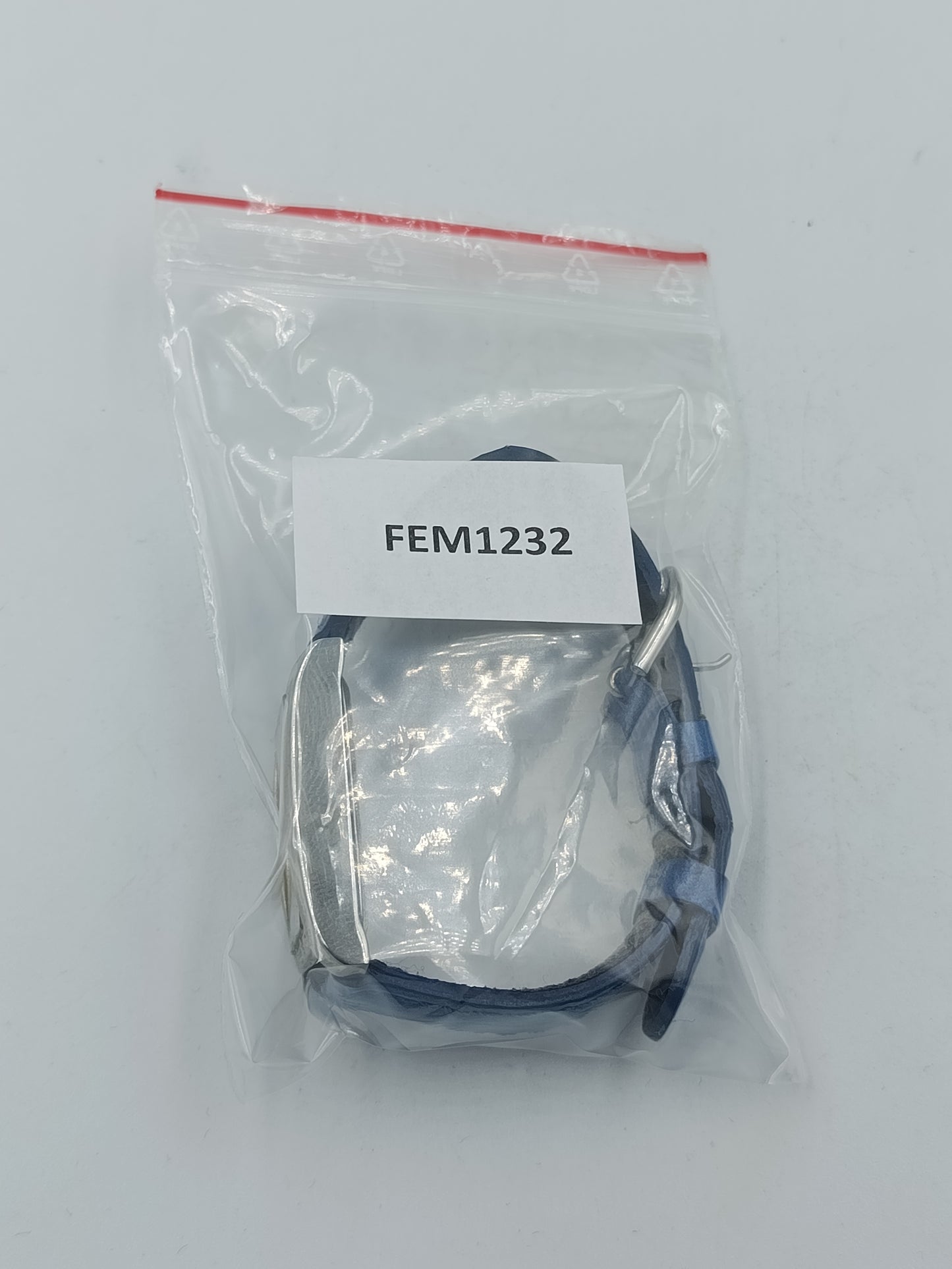 Damenarmbanduhr mit blauem Lederarmband und römischen Ziffern