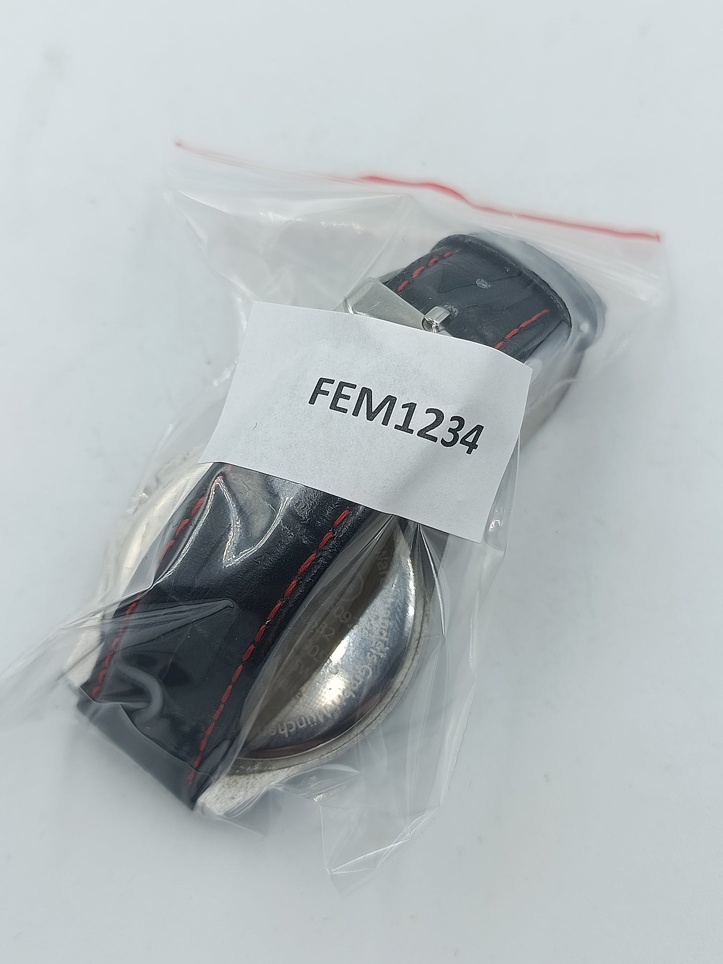 Sportliche Herrenarmbanduhr mit schwarzem Zifferblatt und rotem Sekundenzeiger