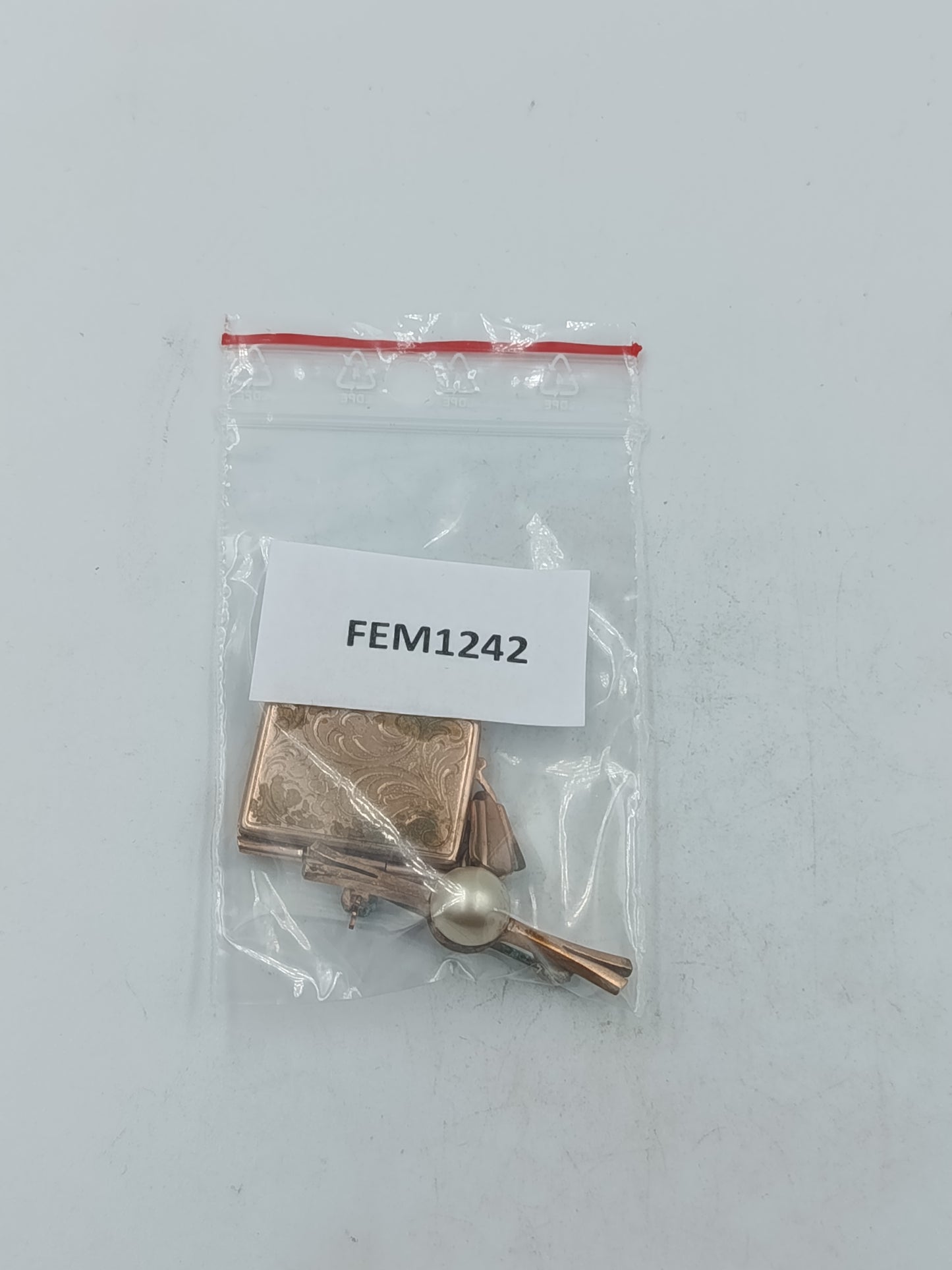 Vintage Medaillon Anhänger mit Perlendetail und Gravur