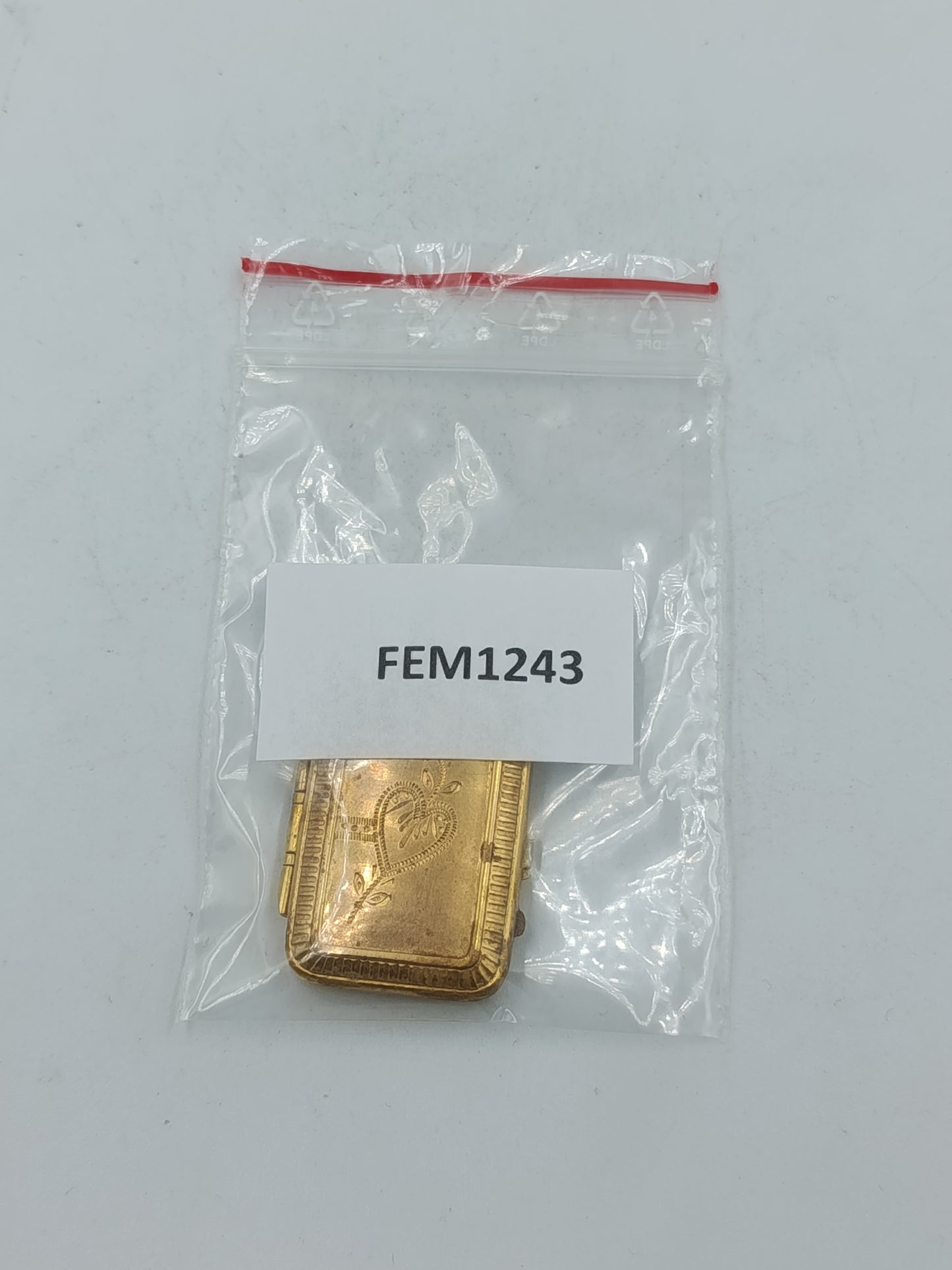 Vergoldetes Medaillon mit Herzgravur im Vintage-Stil