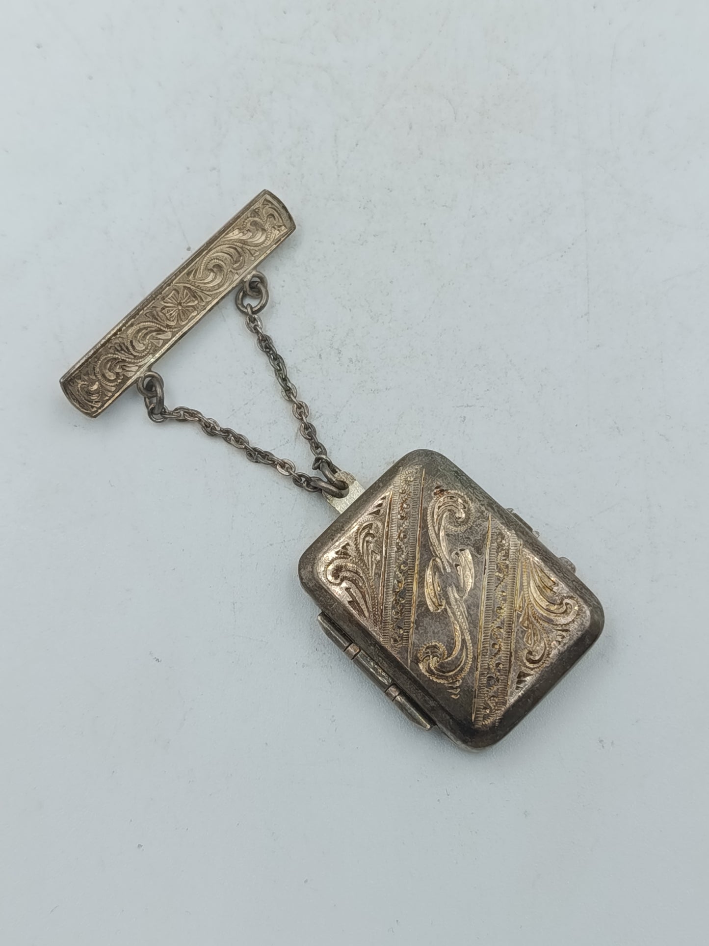 Vintage Medaillon-Anhänger mit feiner Gravur und Kettensteg