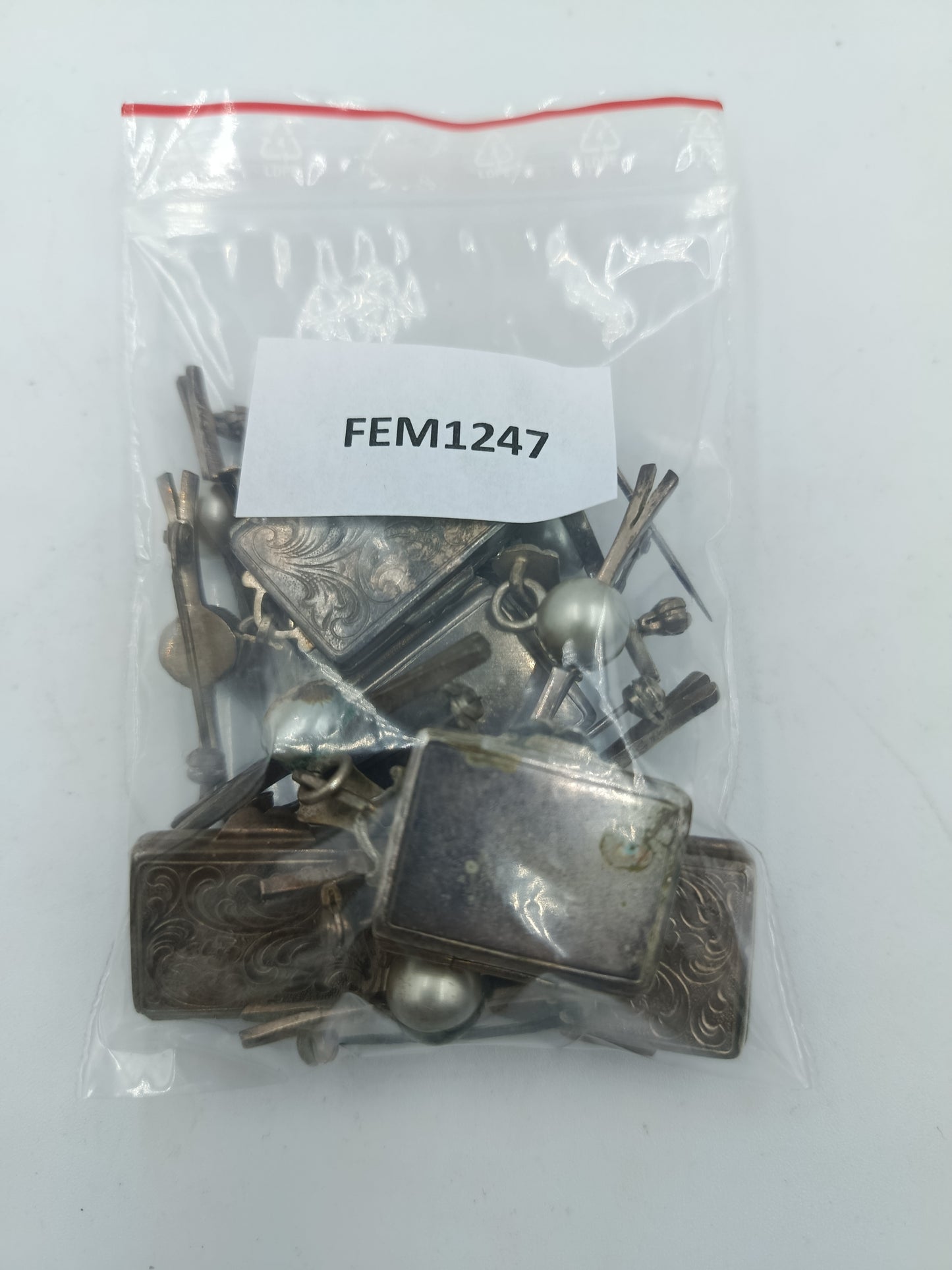 Antiker Medaillon Anhänger mit Perle und feiner Ornament Gravur in Silberoptik