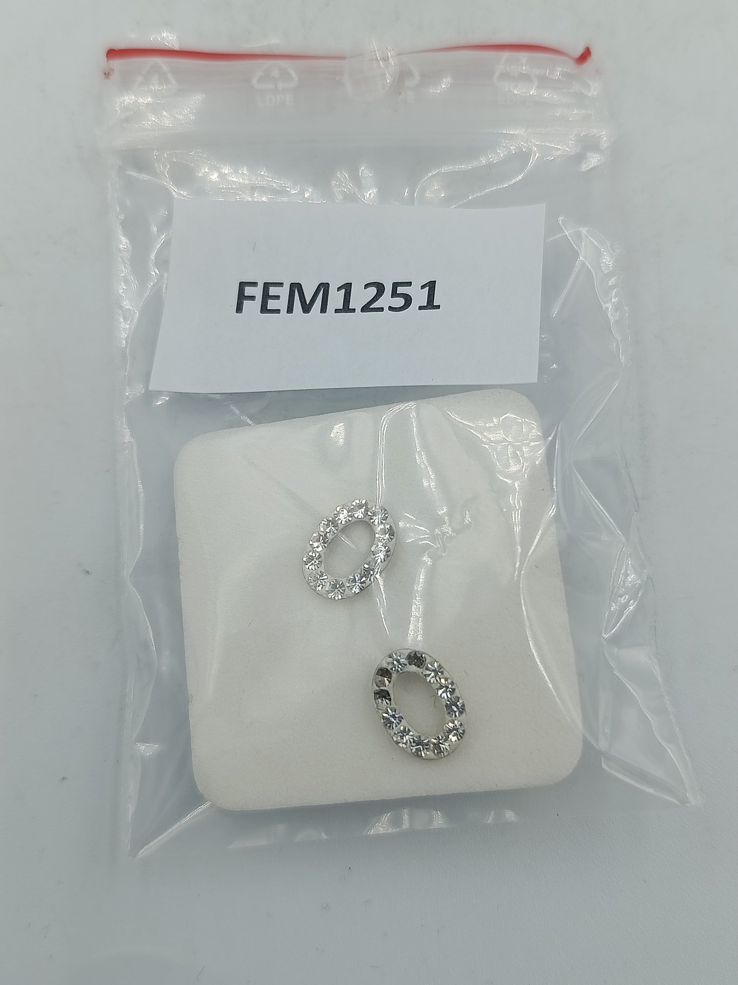 Ovale Silber Ohrstecker mit funkelnden Steinen in klassischem Design