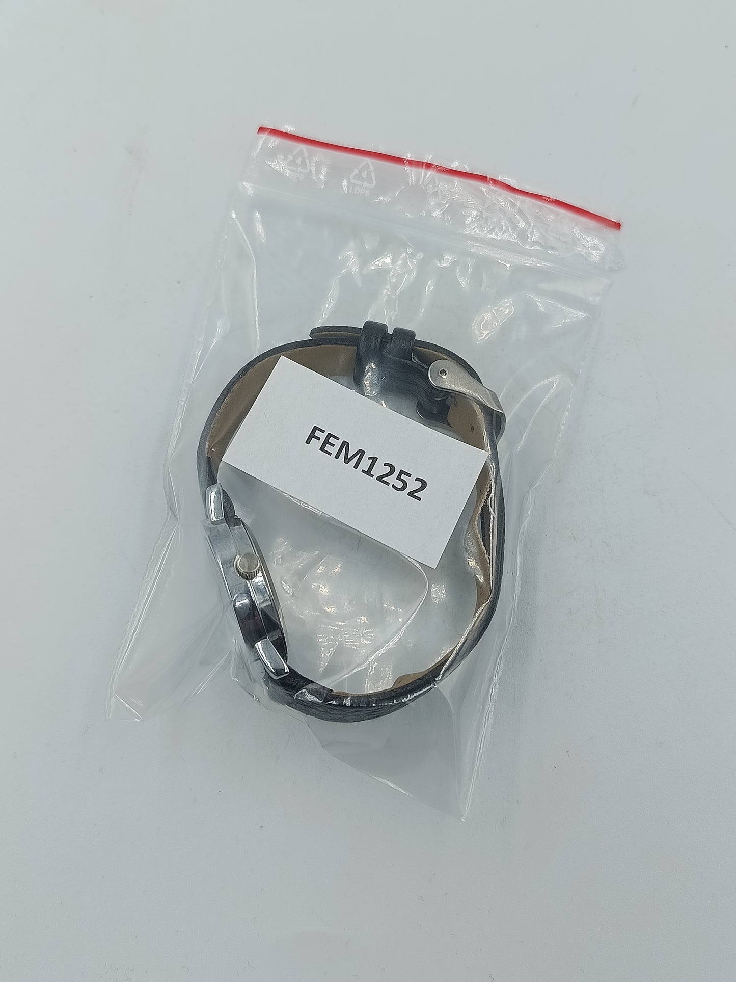 Klassische Armbanduhr mit schwarzem Lederarmband und schlichtem Zifferblatt