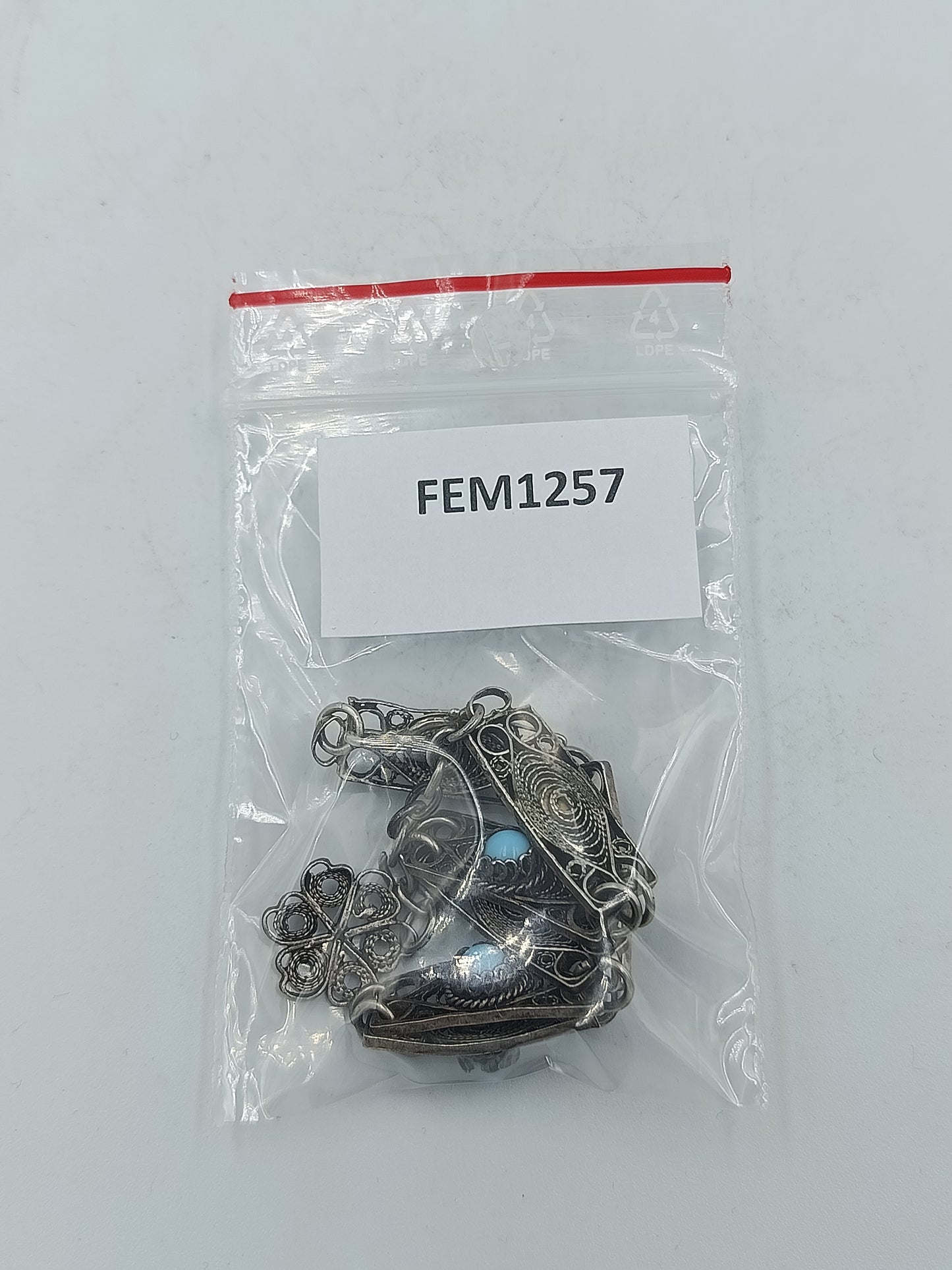 Silberfarbenes Armband mit türkisfarbenen Steinen im filigranen Vintage Stil