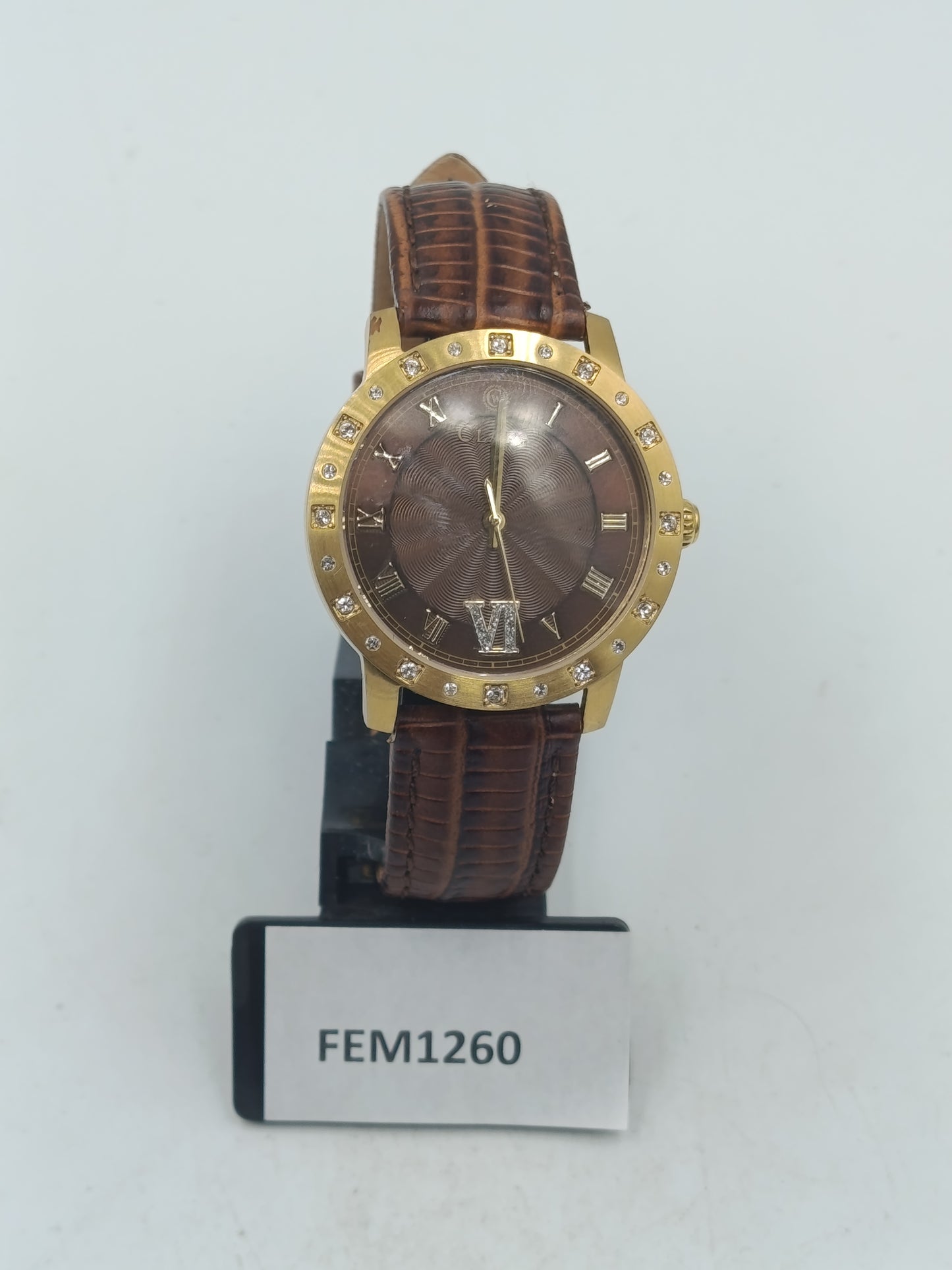 Elegante Armbanduhr mit braunem Lederband goldfarbenem Gehäuse und funkelnden Ziersteinen