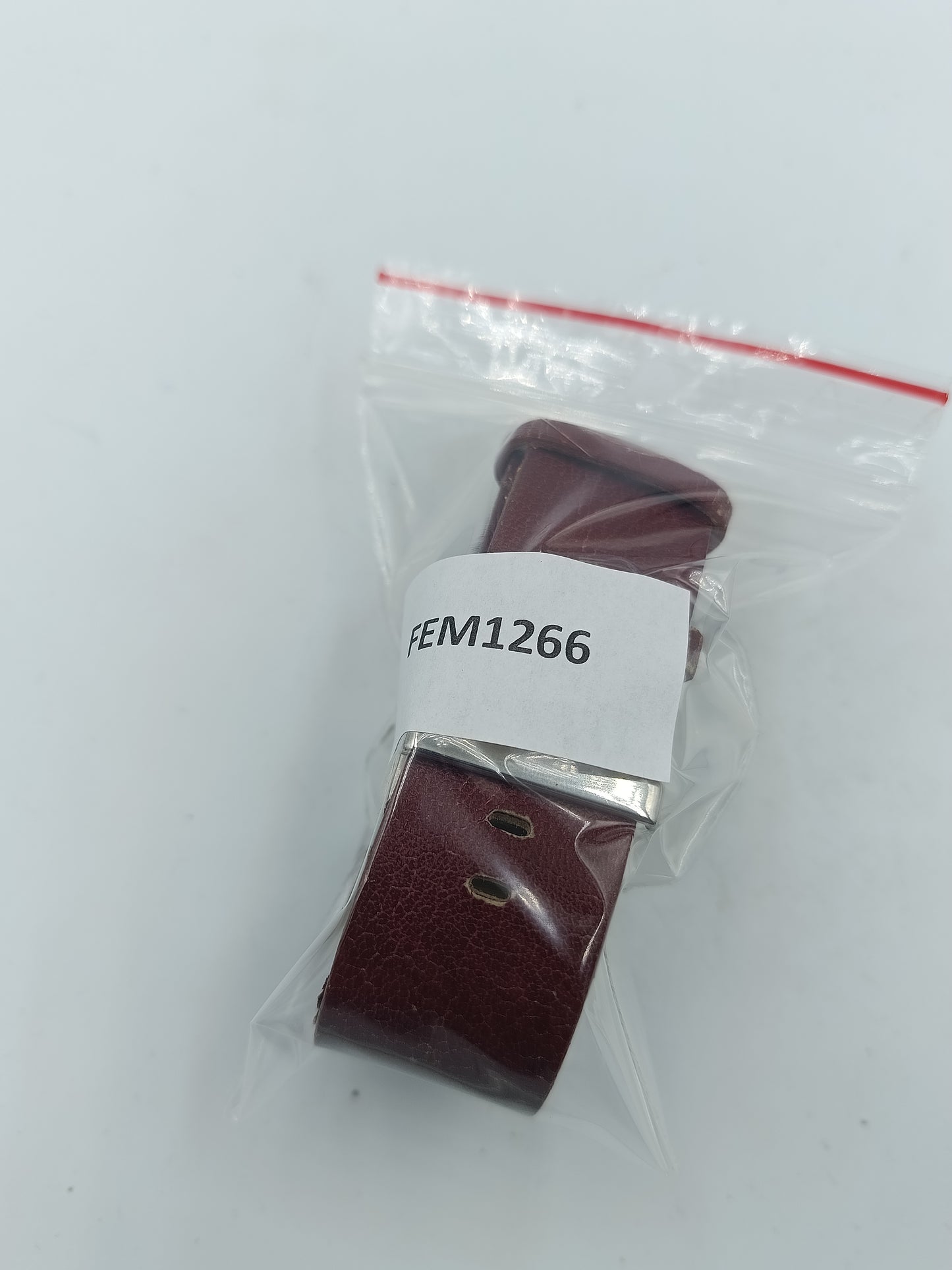 Armband mit rotem Lederarmband und eckigem Gehäuse im markanten Design