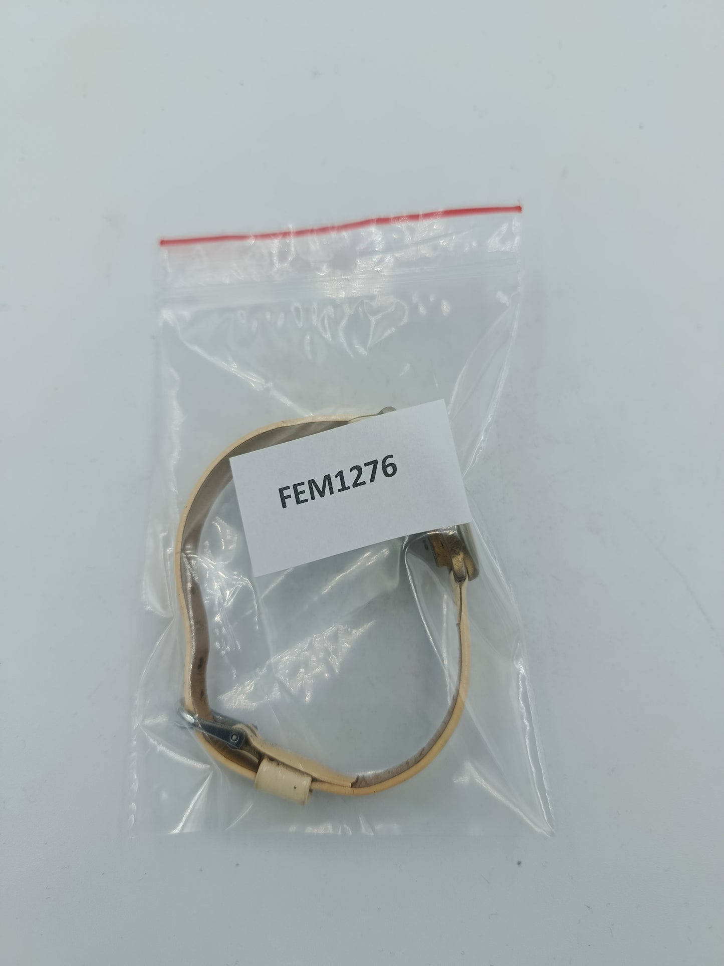 Elegante Armbanduhr mit hellem Lederband und römischen Ziffern