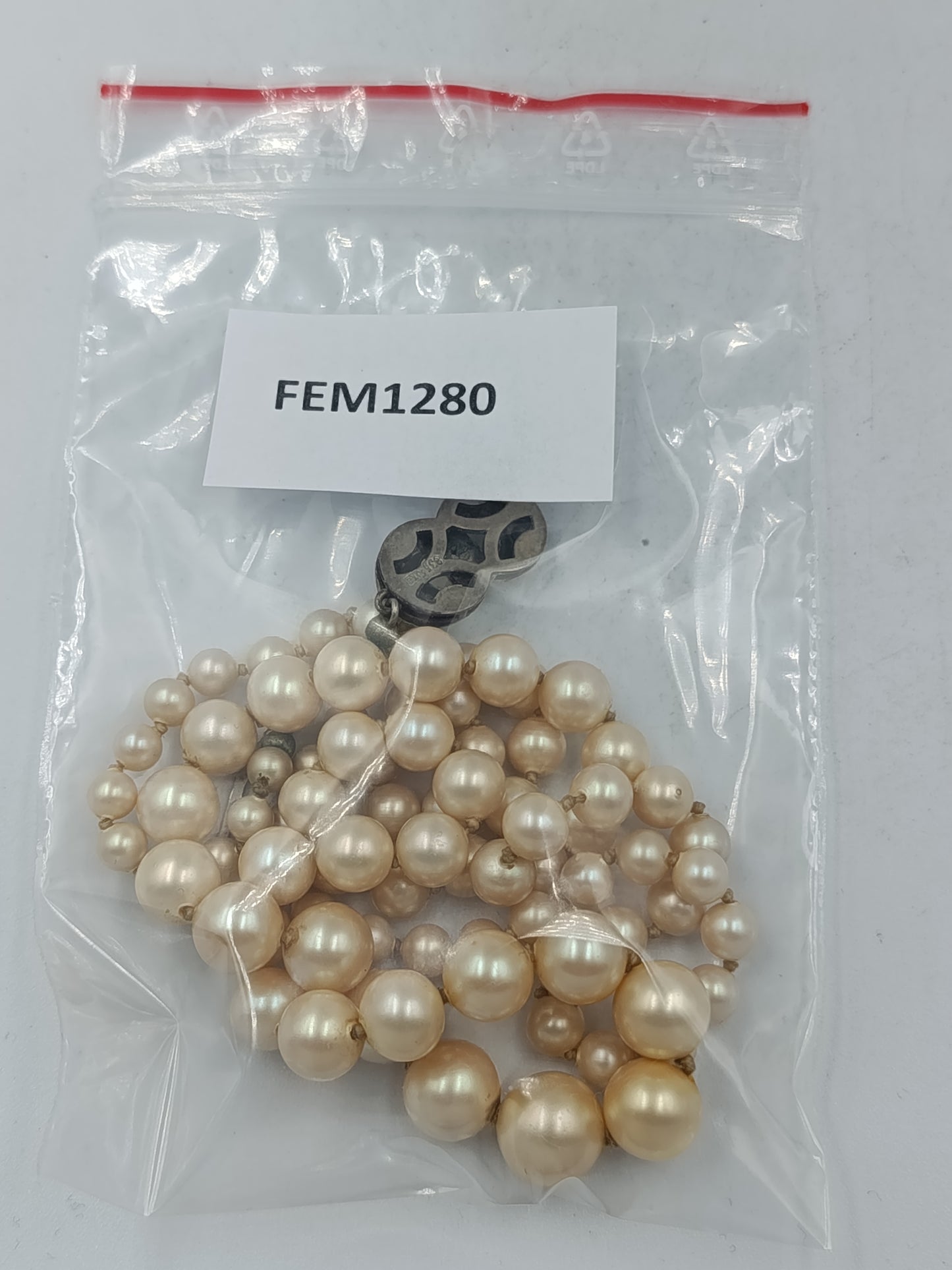 Perlenkette mit cremefarbenen Perlen und silbernem Verschluss im klassischen Stil