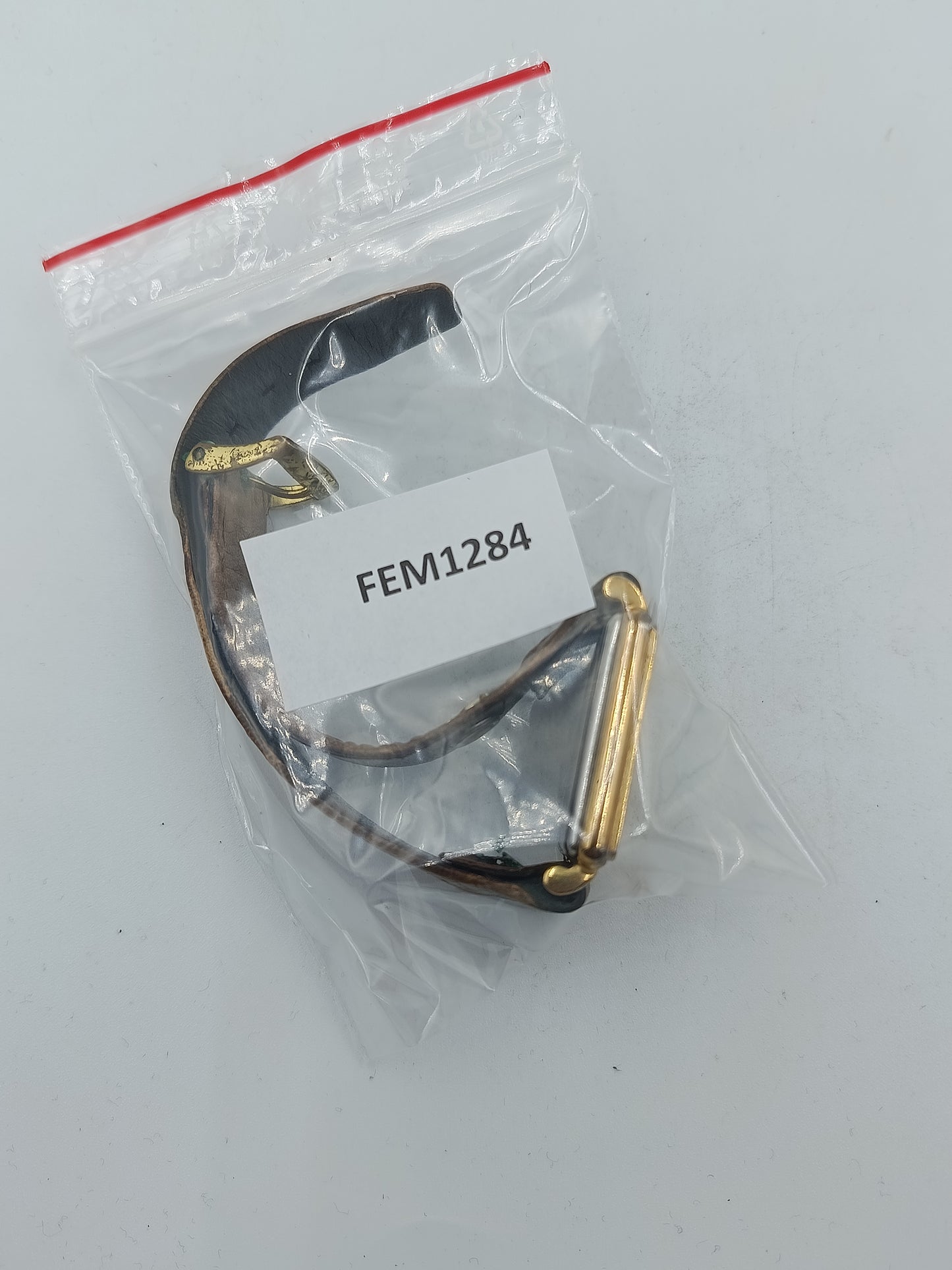 Rechteckige Armbanduhr mit braunem Lederband und römischen Ziffern im klassischen Stil