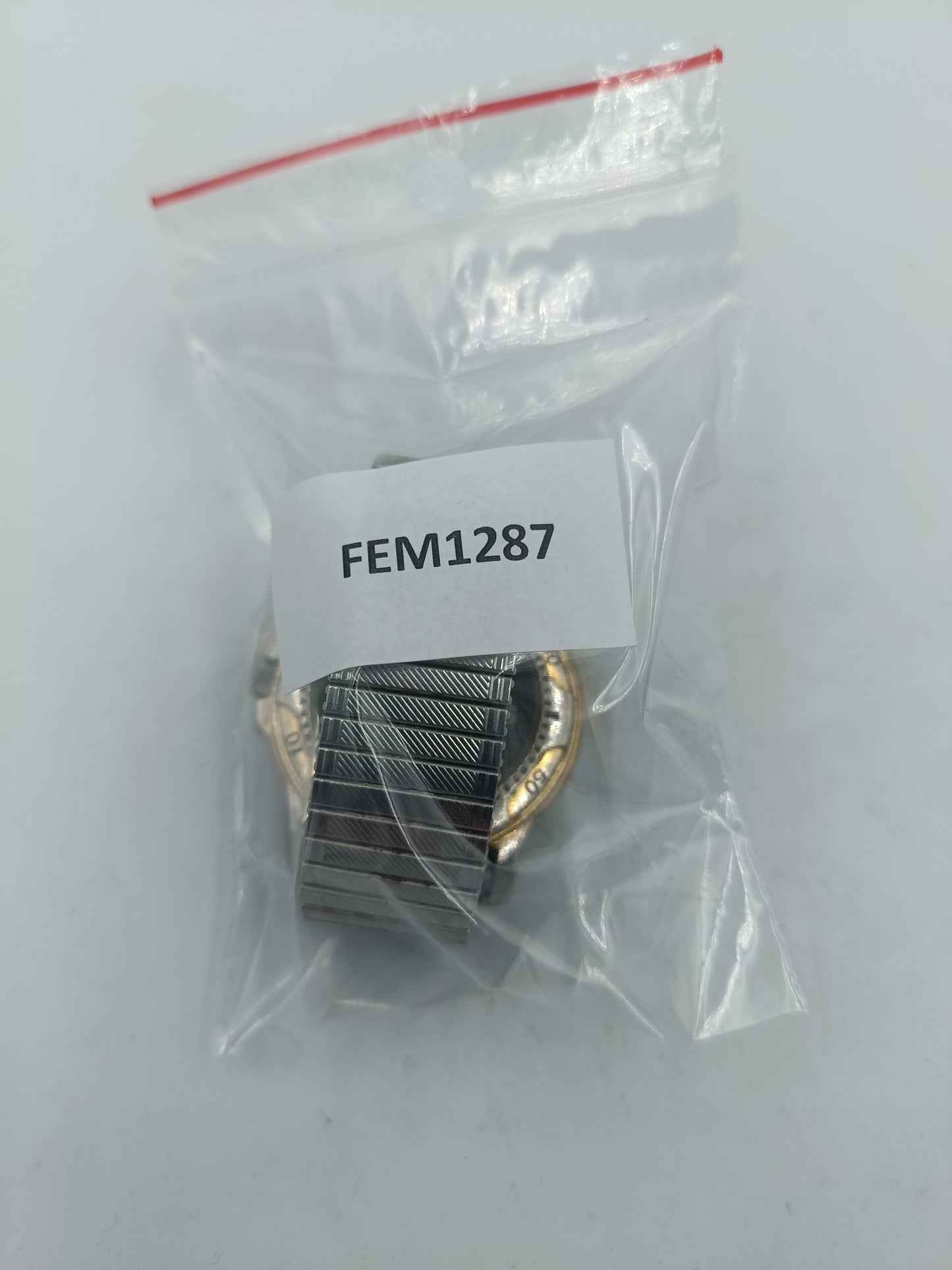 Klassische Armbanduhr mit elastischem Metallarmband und Datumsanzeige