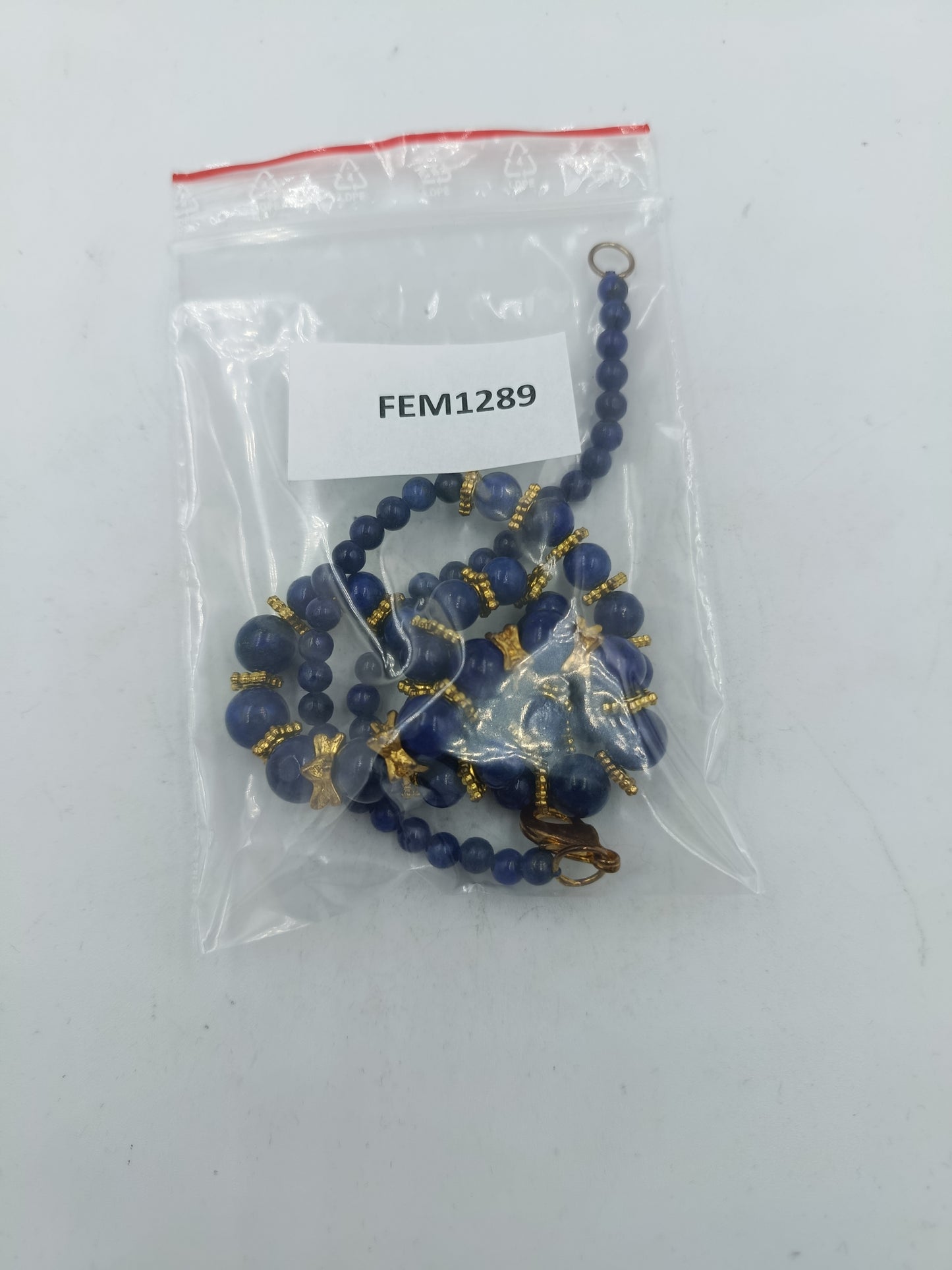 Blaue Perlenkette mit goldfarbenen Zierelementen und klassischem eleganten Look