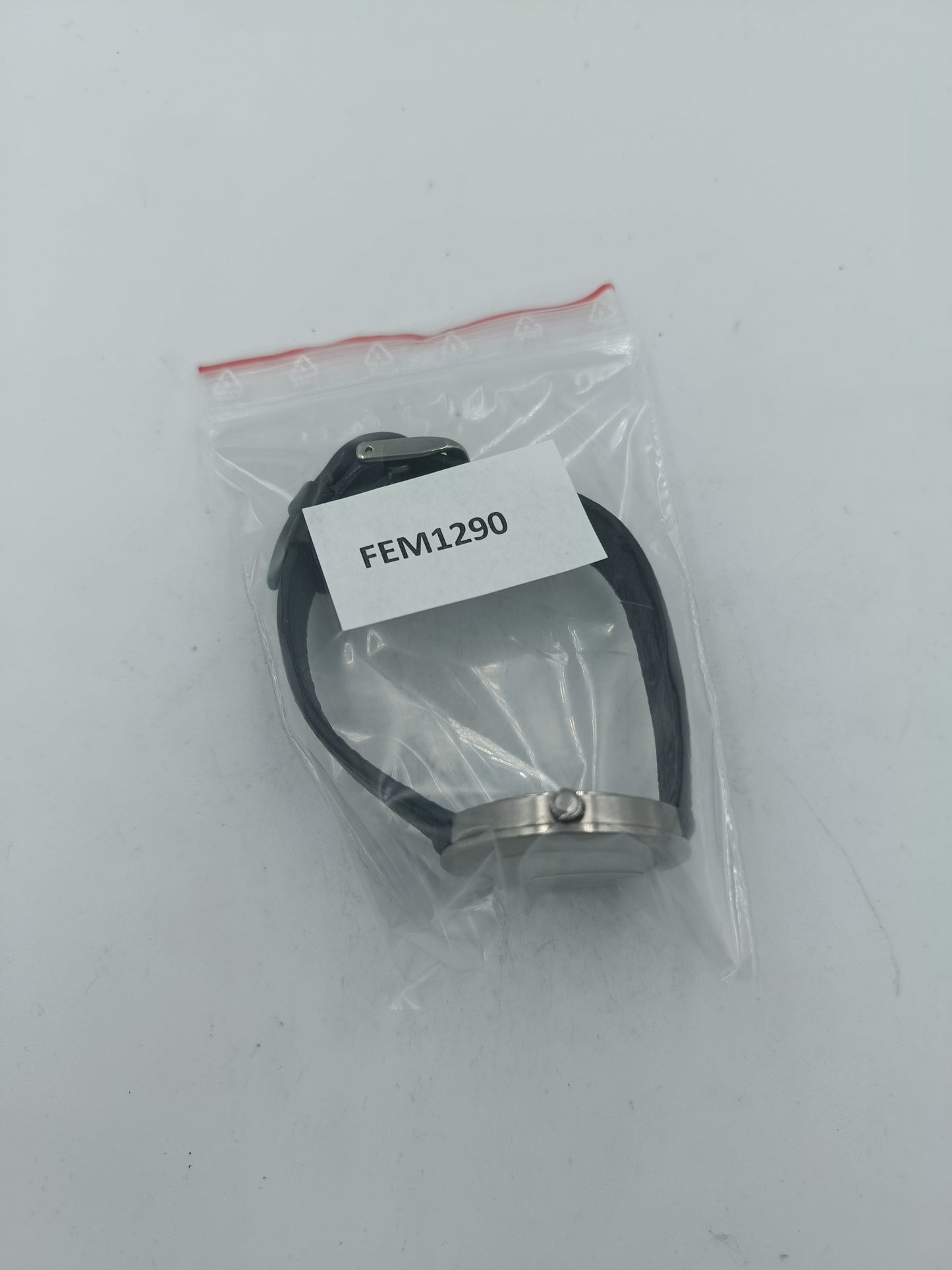 Runde Armbanduhr mit schwarzem Lederarmband und schlichtem Zifferblatt in Silberoptik