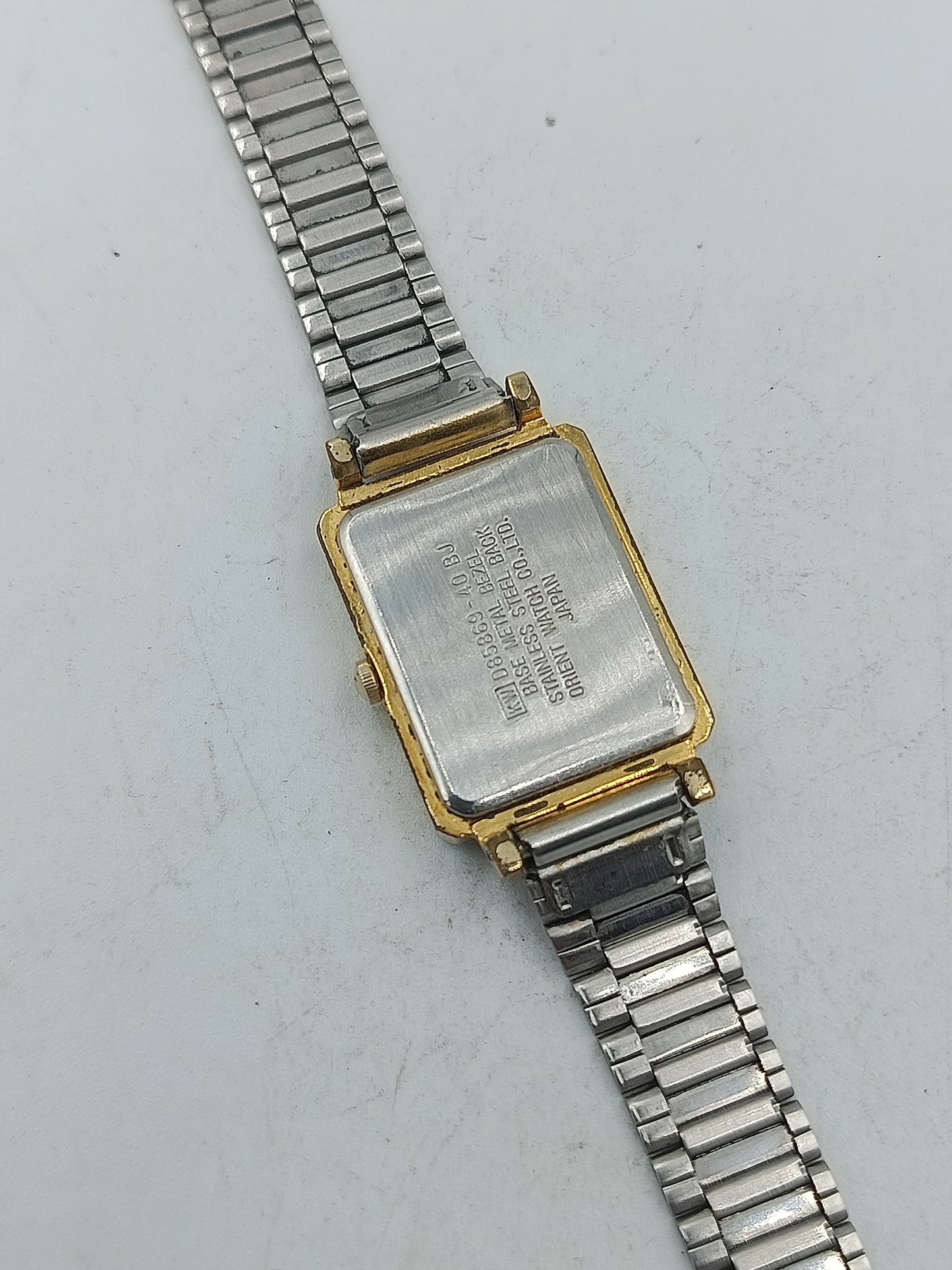 Orient Quarz Armbanduhr rechteckiges Gehäuse mit flexiblem Metallarmband