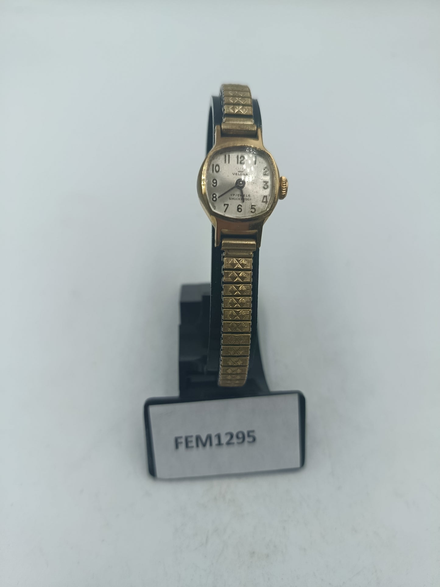 Goldfarbene Armbanduhr mit feinem elastischem Band und klassischem Vintage Stil