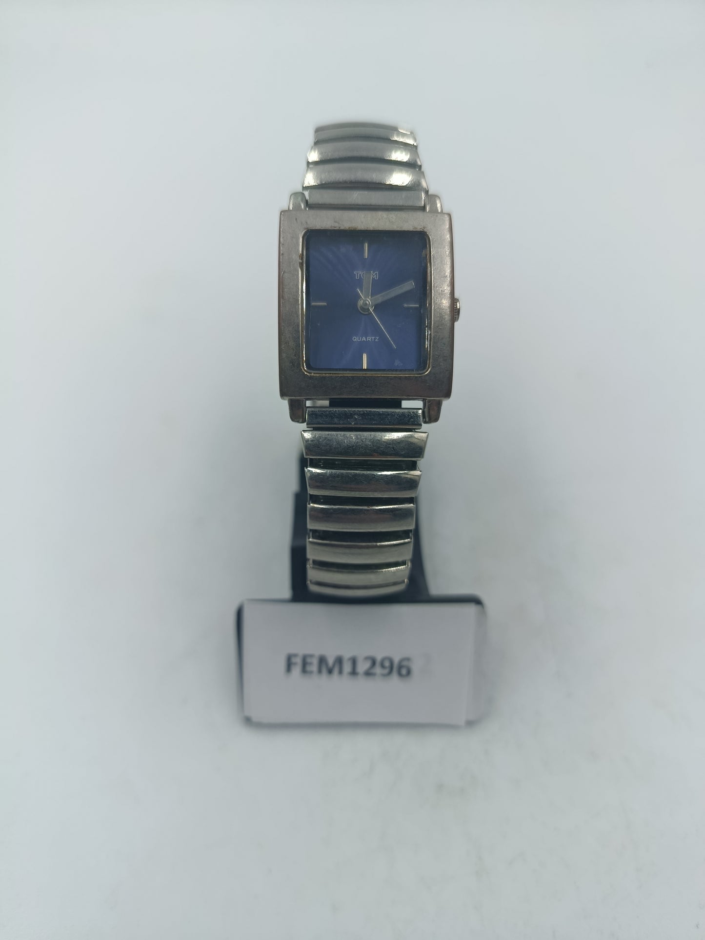 Rechteckige Armbanduhr mit blauem Zifferblatt und elastischem Metallarmband im klassischen Design