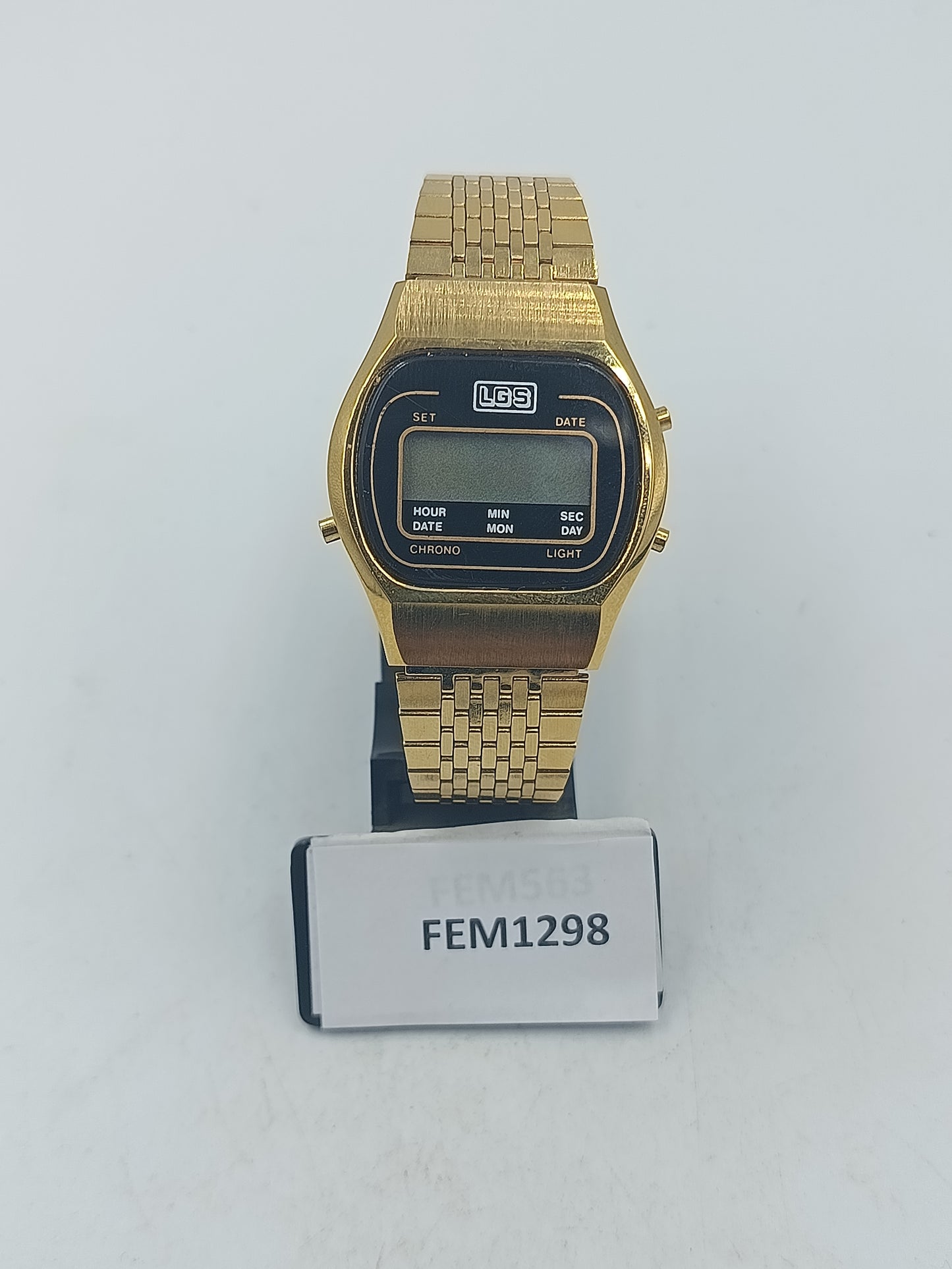 Goldfarbene Digitaluhr im Retro-Design mit klassischem Metallarmband