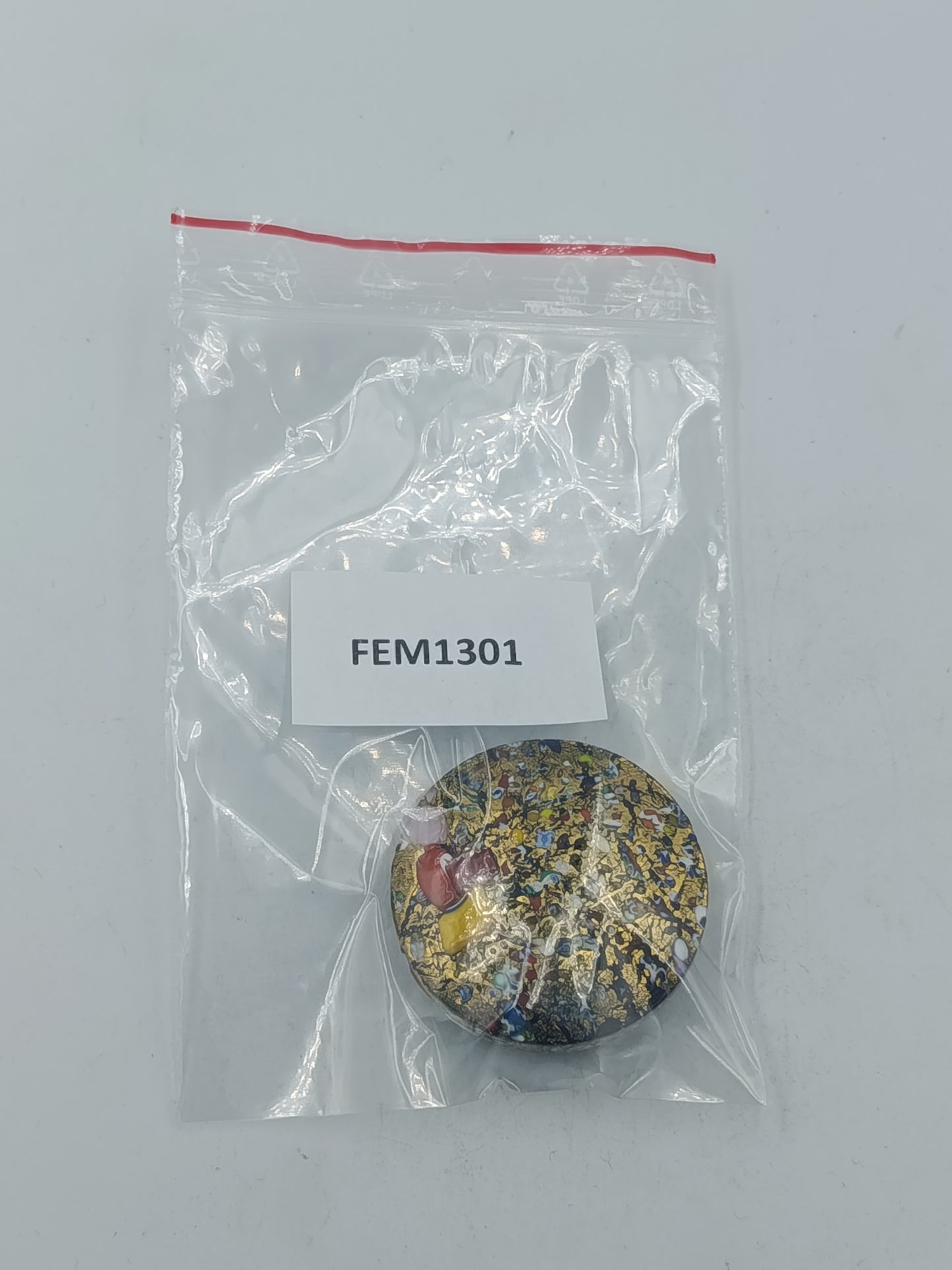 Runder Glas Anhänger mit farbenfrohem Mosaikmuster und edler Goldoptik