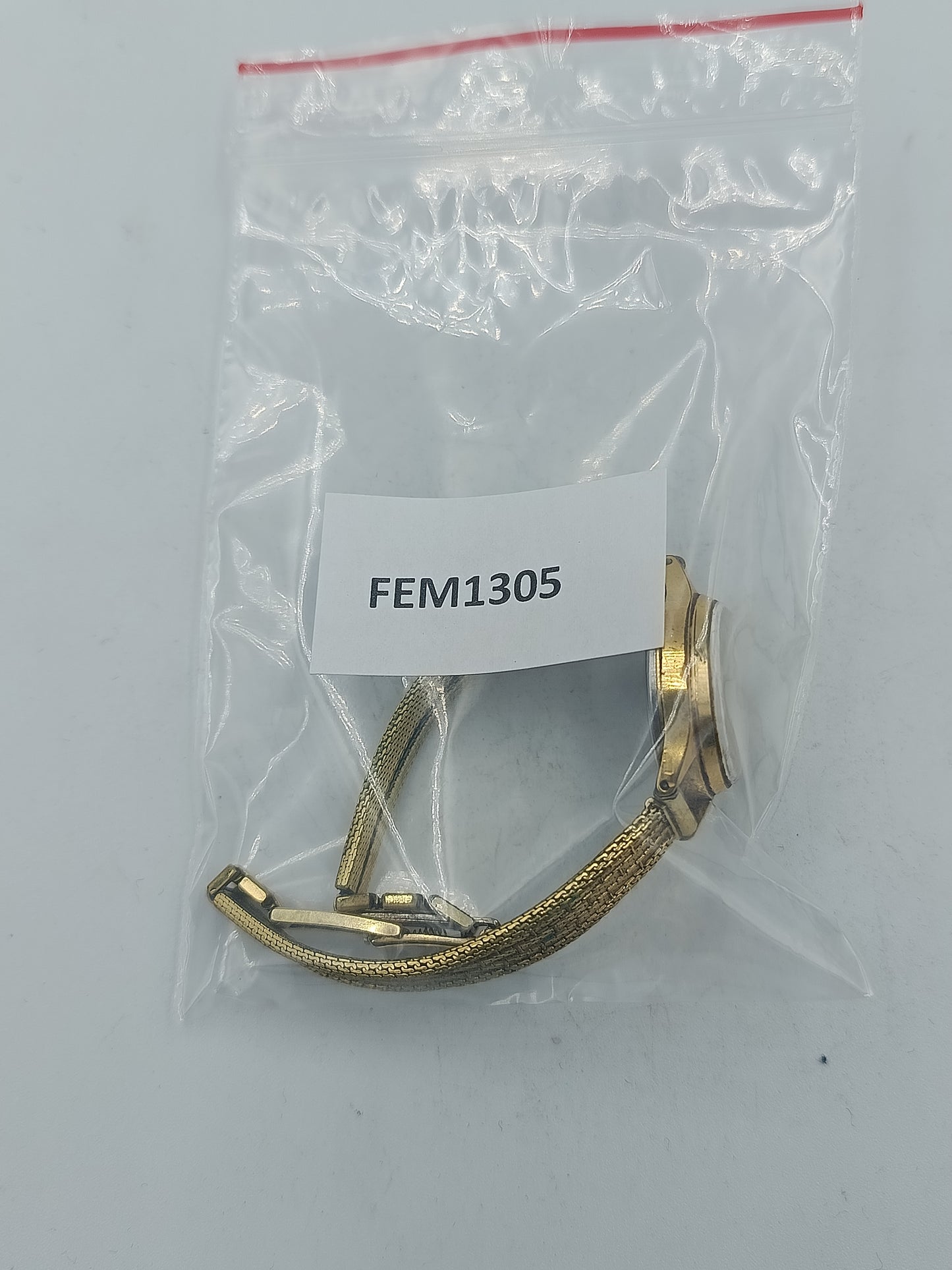 Goldene Armbanduhr mit hellem Zifferblatt und feinem Metallarmband edel