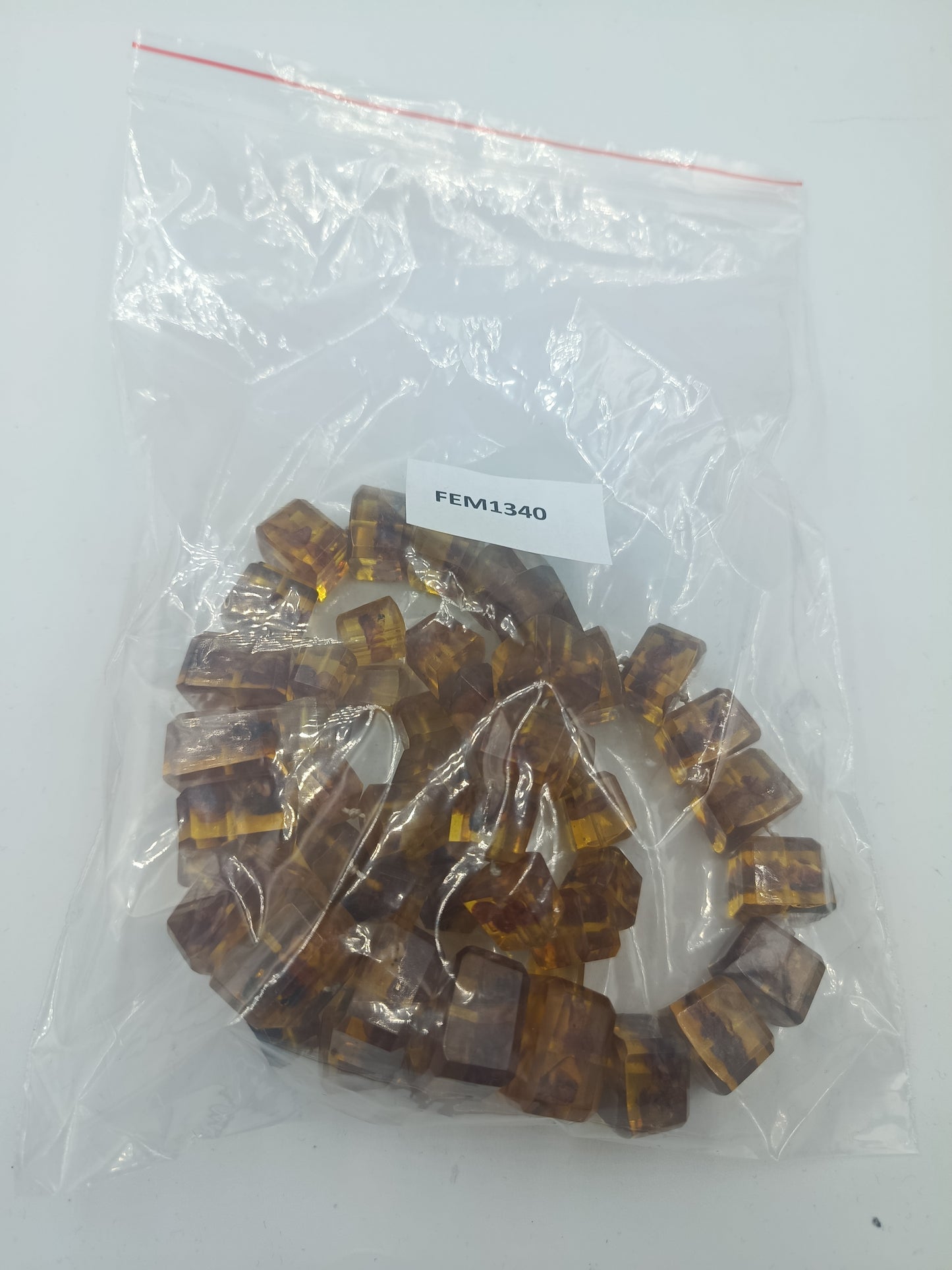 Bernstein Halskette mit warmen Naturfarben und markanter Würfelform