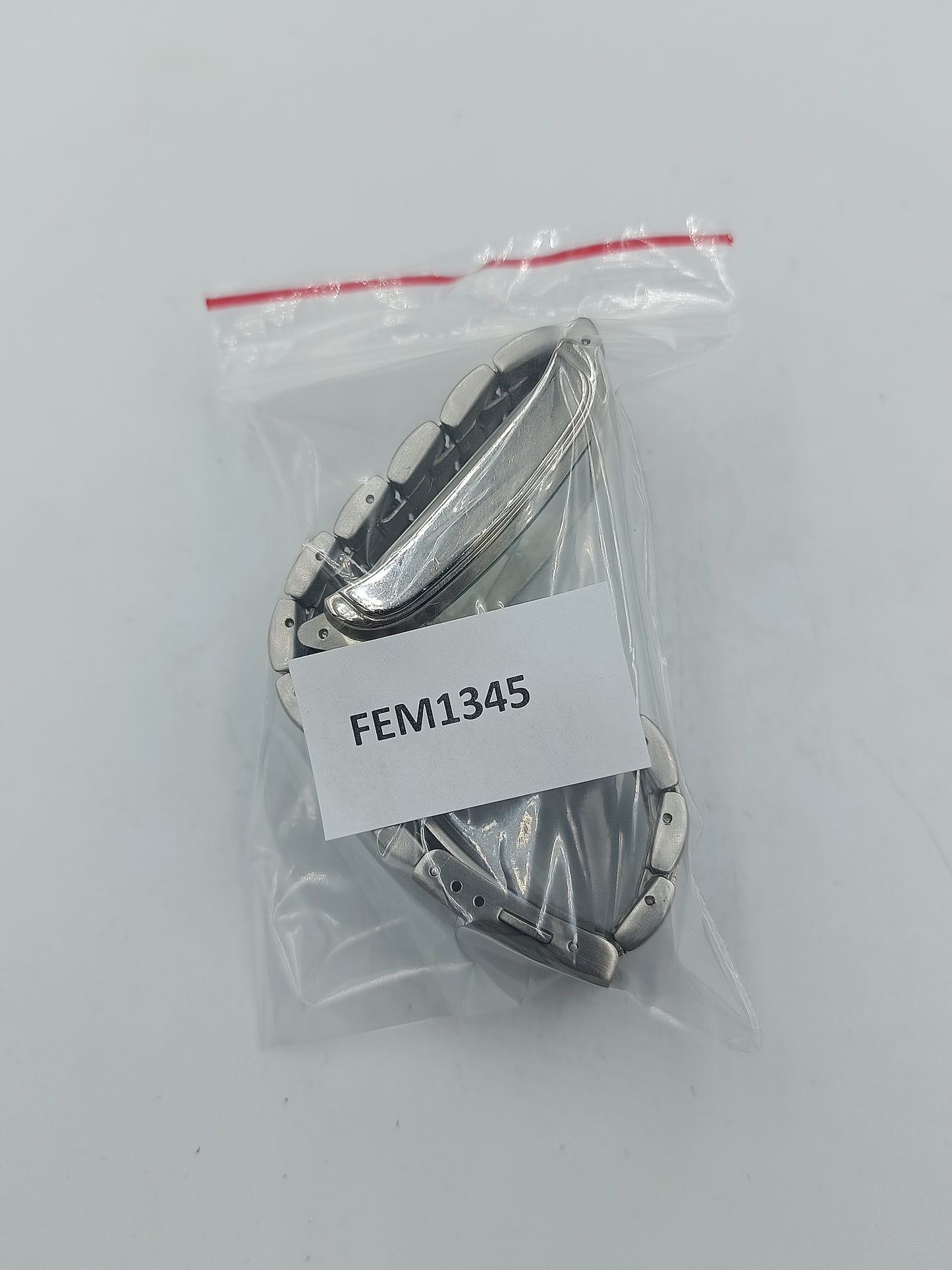 Rechteckige Armbanduhr mit Edelstahlarmband und römischen Ziffern im klassischen Stil