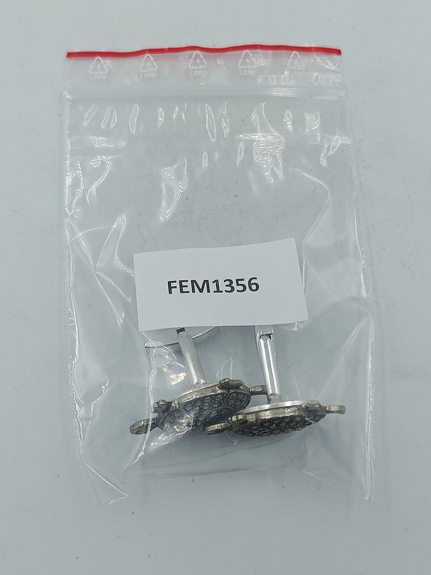 Schildkröten Manschettenknöpfe in silberfarbener Optik mit detailreicher Struktur