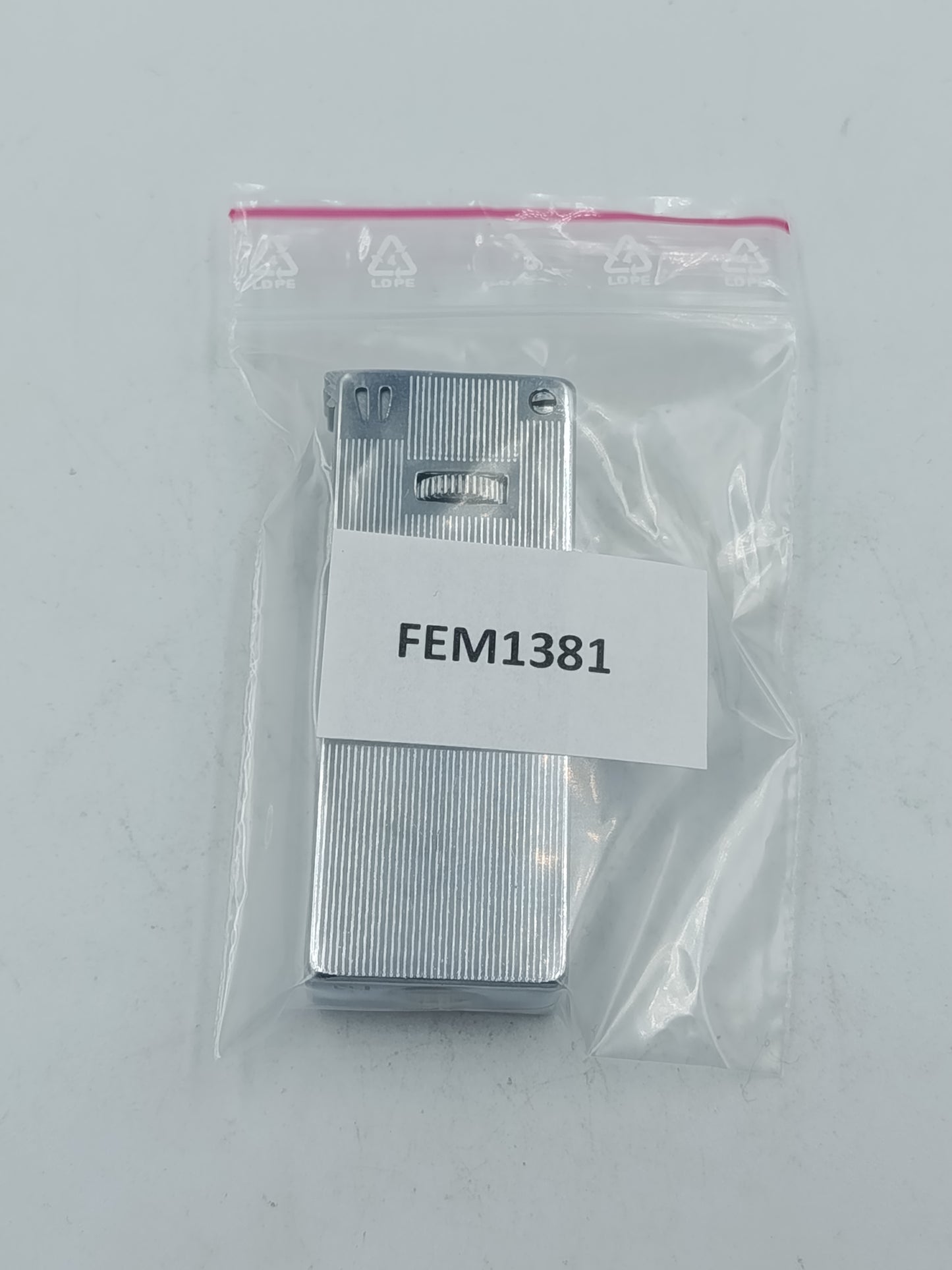 Uniputz Feuerzeug silberfarben klassisches Design aus Westdeutschland mit Längsrillen